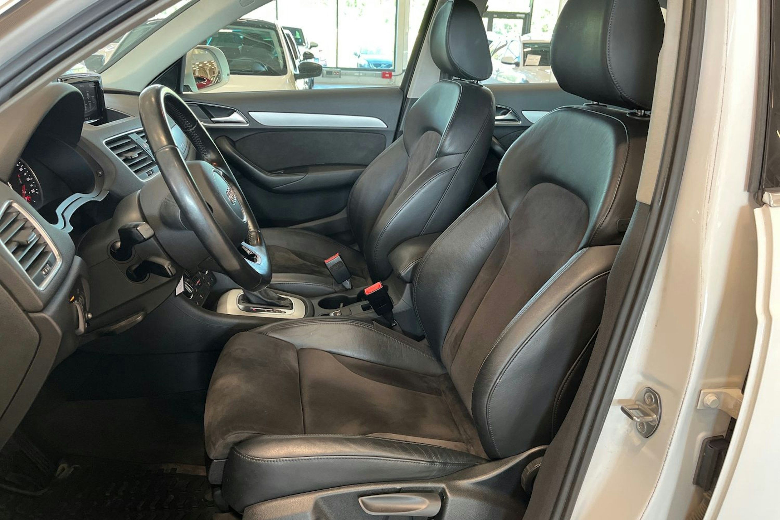 valkoinen Audi Q3 2015 kuva 14.