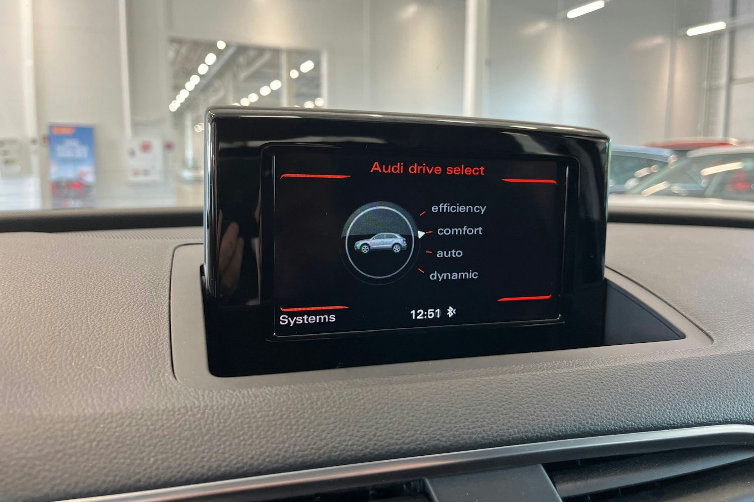 valkoinen Audi Q3 2015 kuva 24.