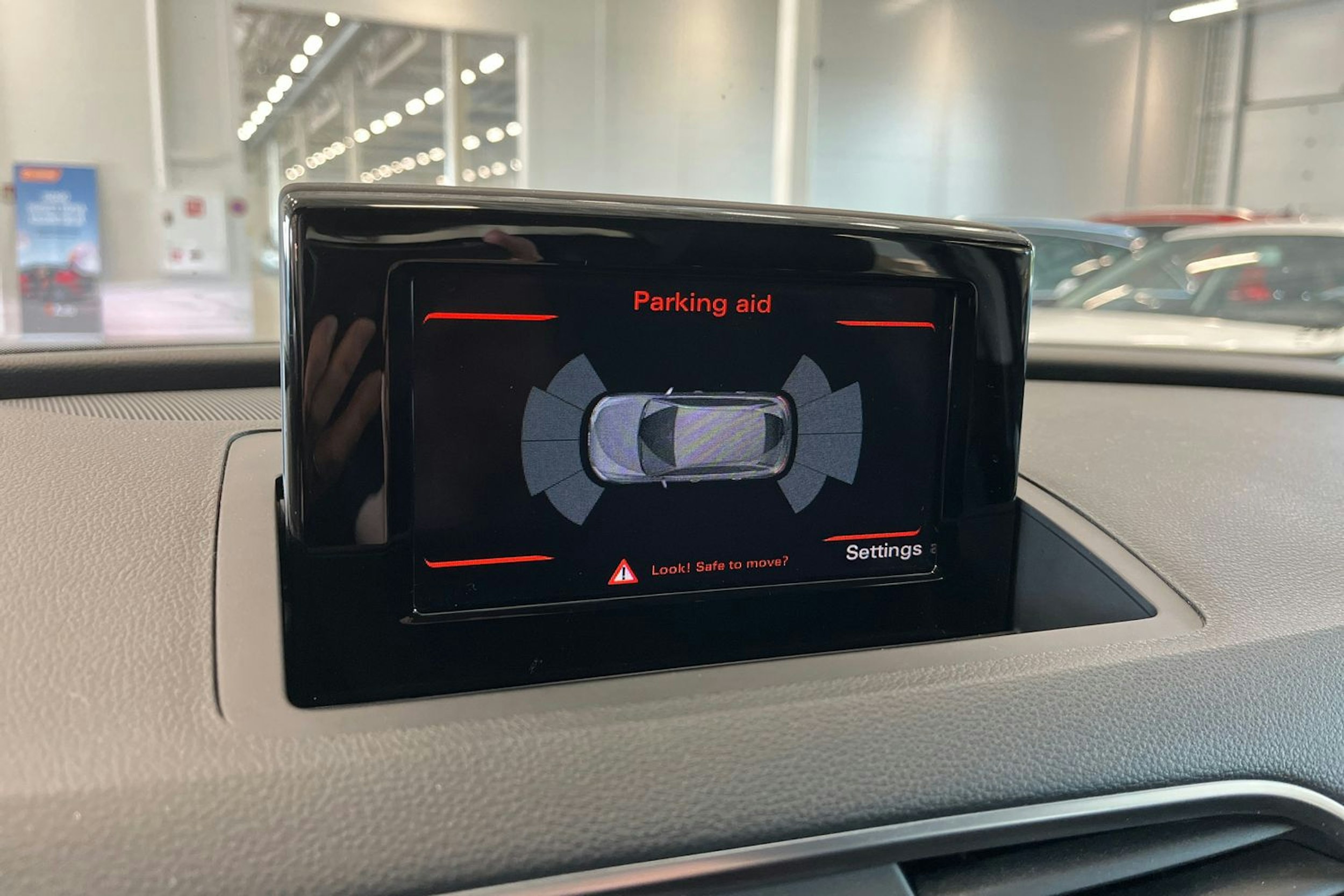 valkoinen Audi Q3 2015 kuva 26.