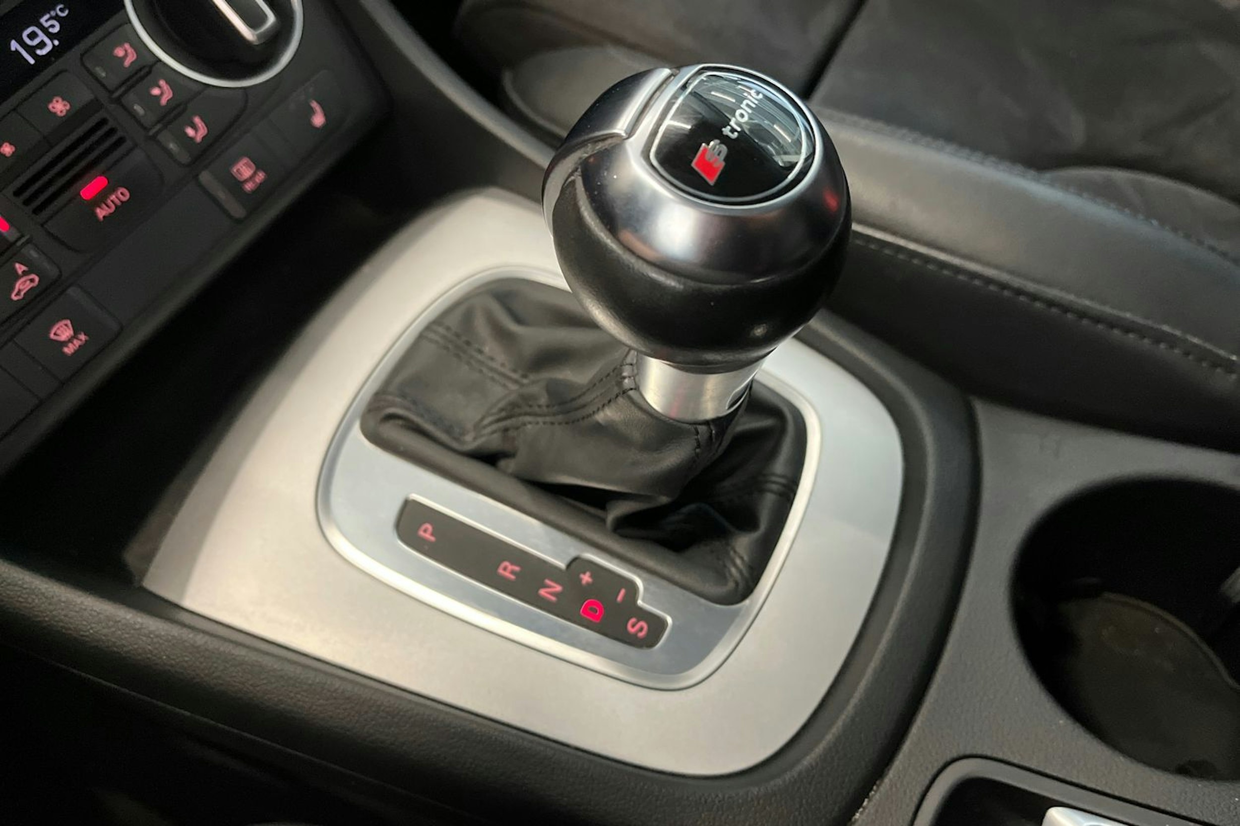 valkoinen Audi Q3 2015 kuva 29.