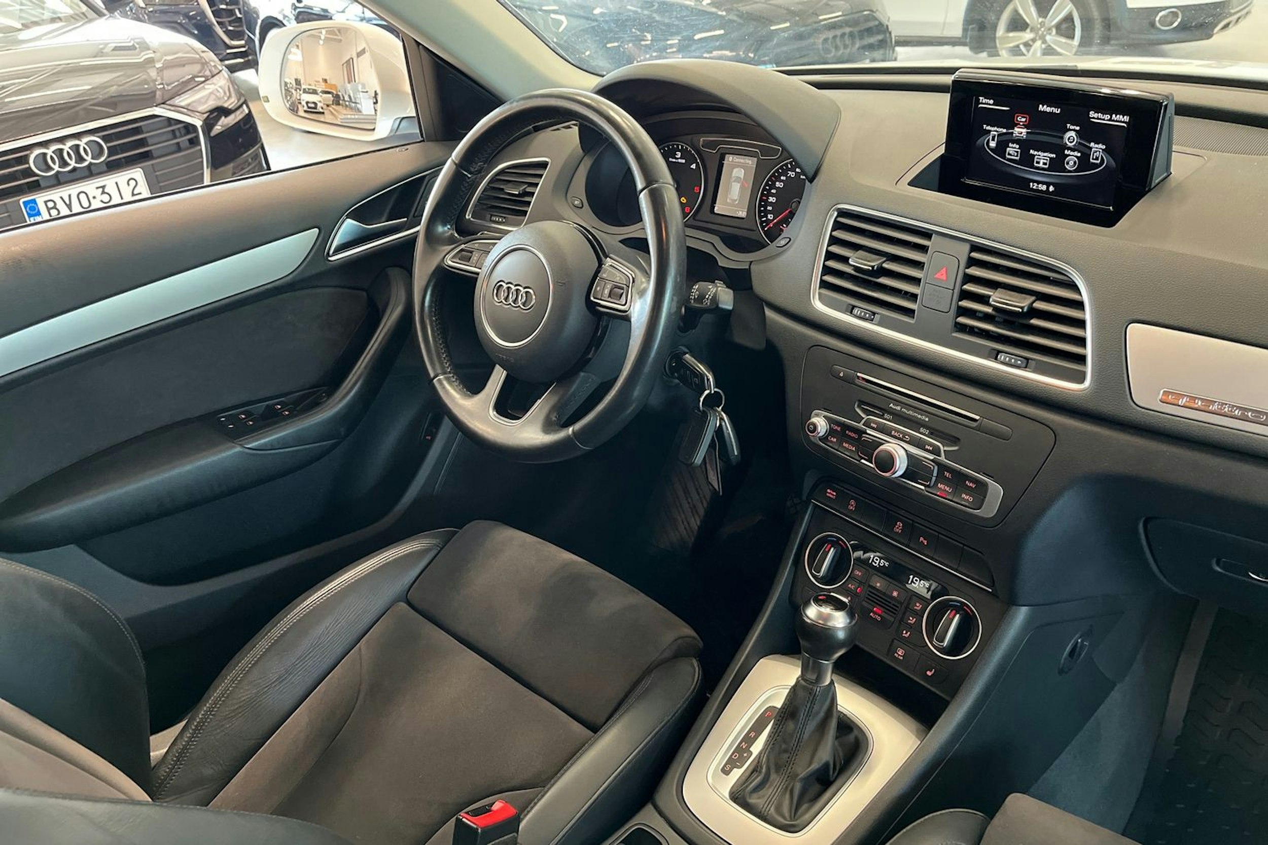 valkoinen Audi Q3 2015 kuva 33.