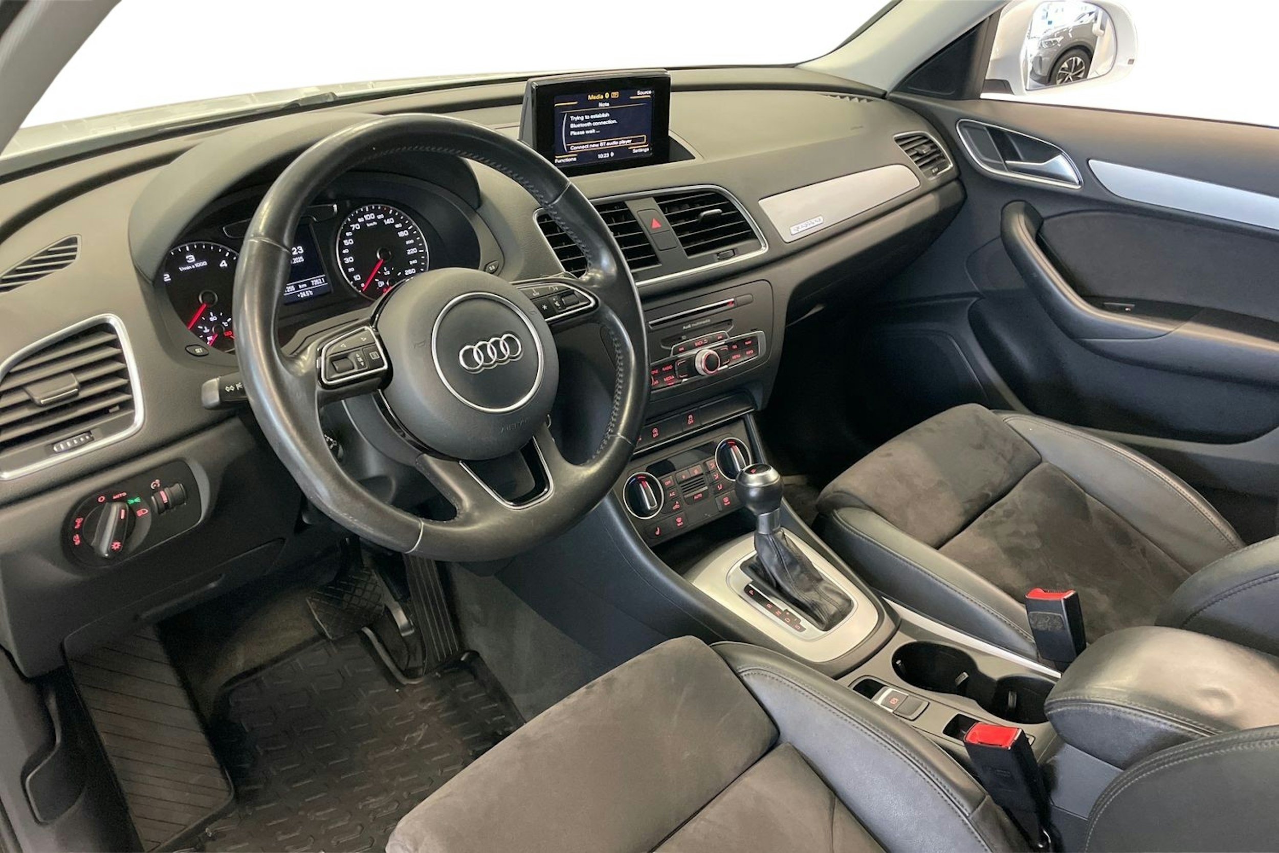 Valkoinen Audi Q3 2015 kuva 7.