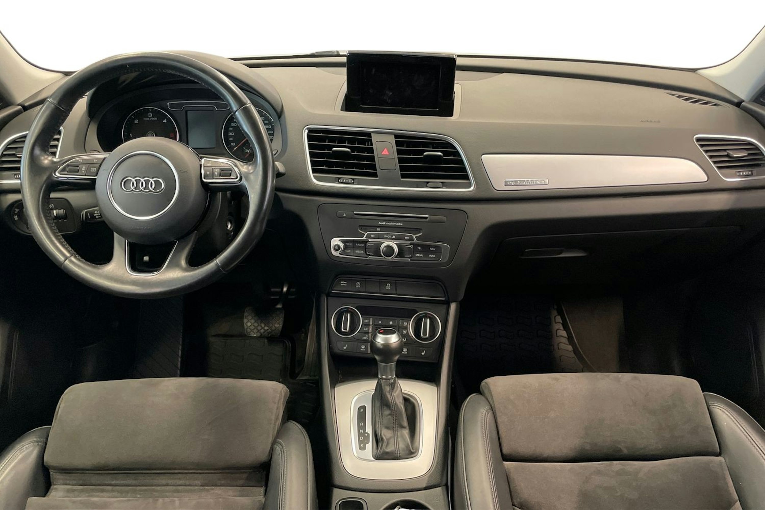 Valkoinen Audi Q3 2015 kuva 9.
