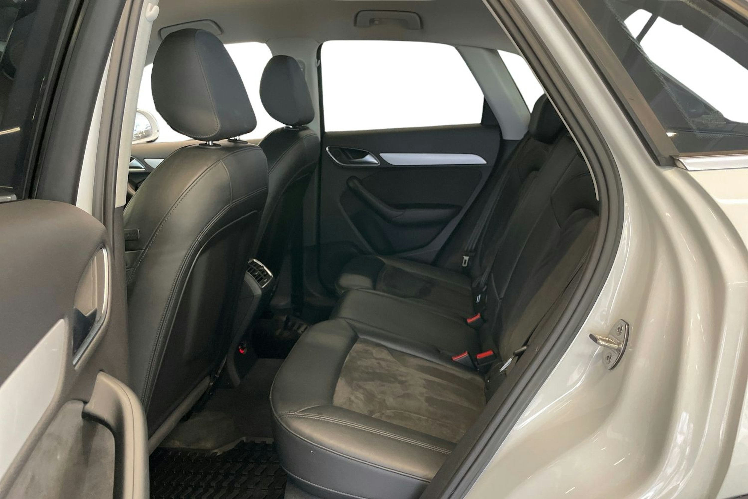 Valkoinen Audi Q3 2015 kuva 10.