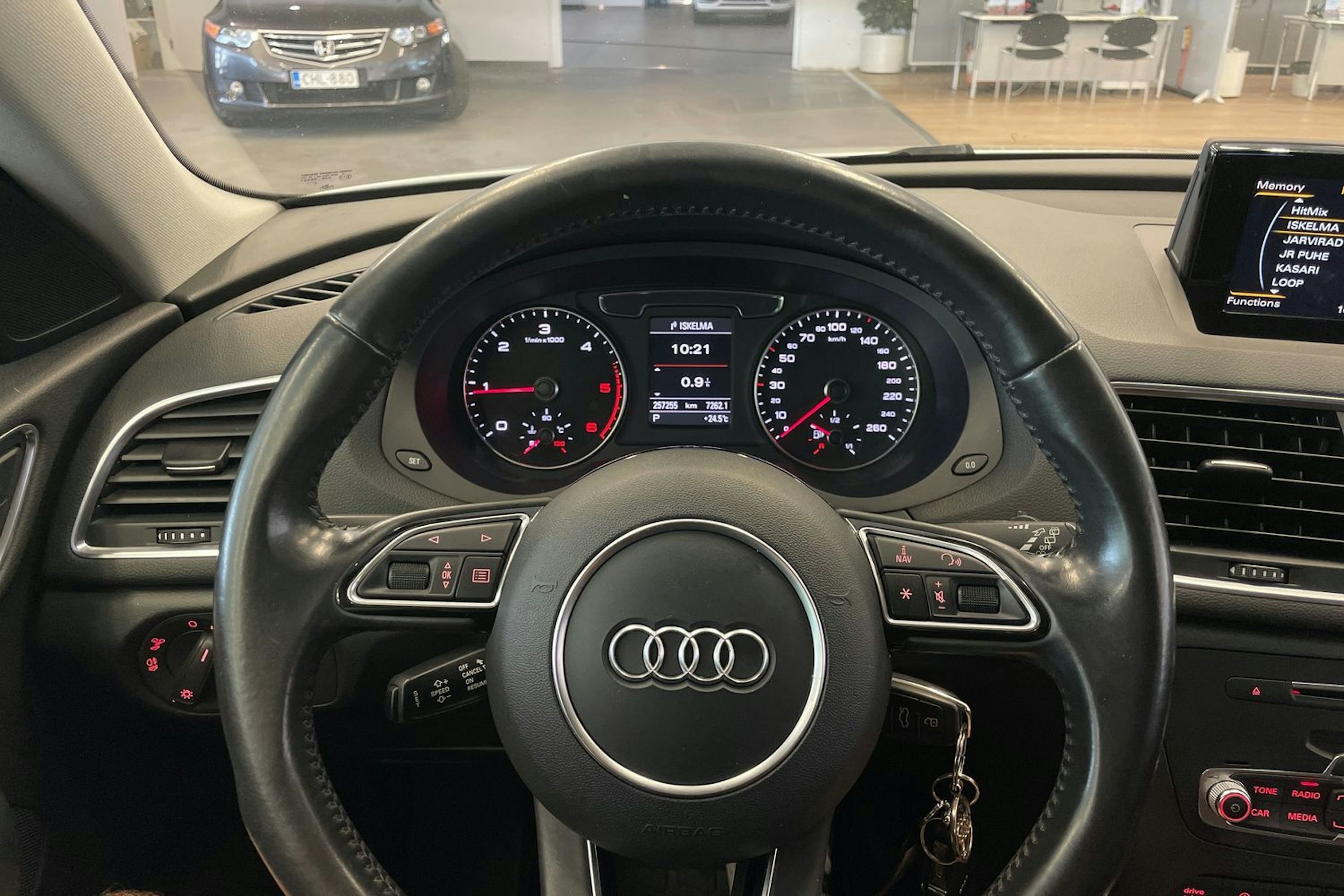 Valkoinen Audi Q3 2015 kuva 14.