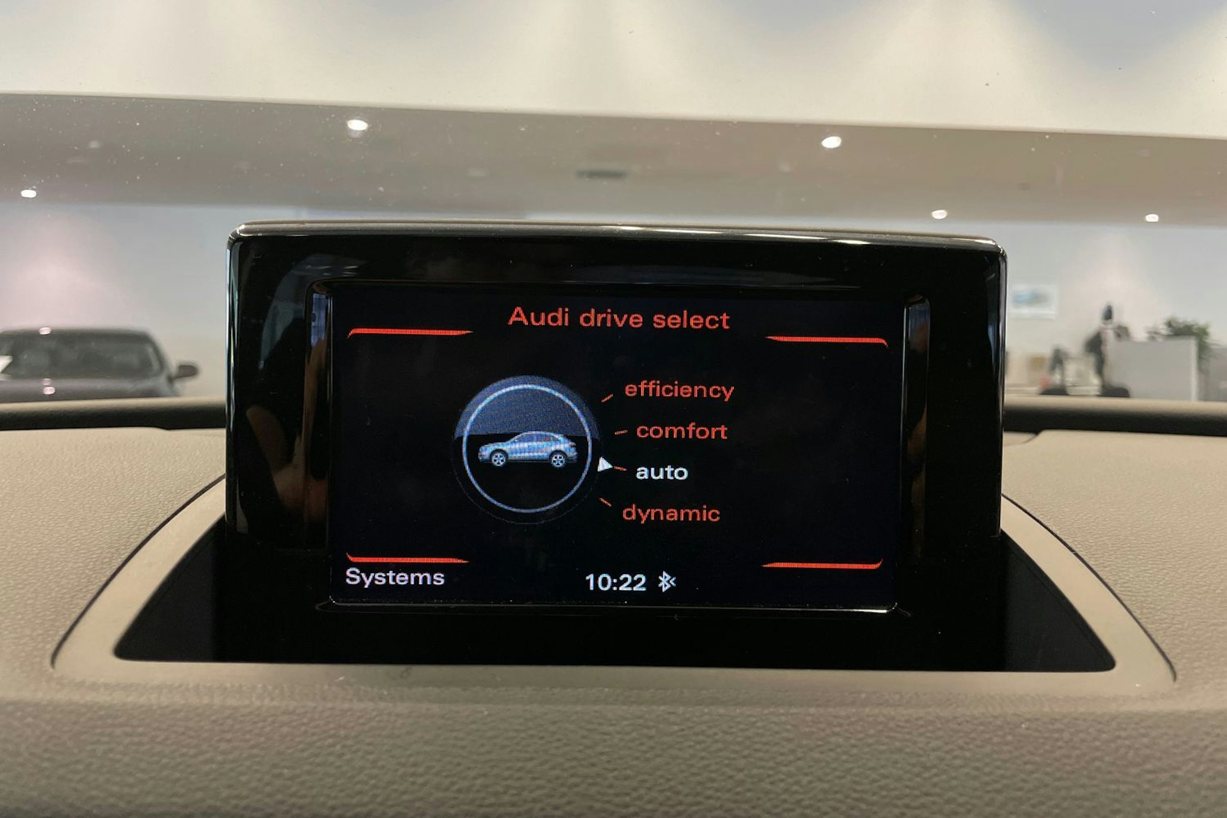 Valkoinen Audi Q3 2015 kuva 16.