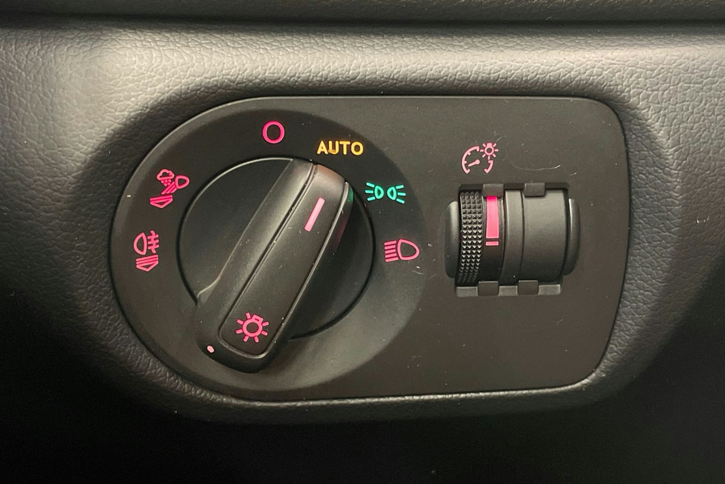 Valkoinen Audi Q3 2015 kuva 19.