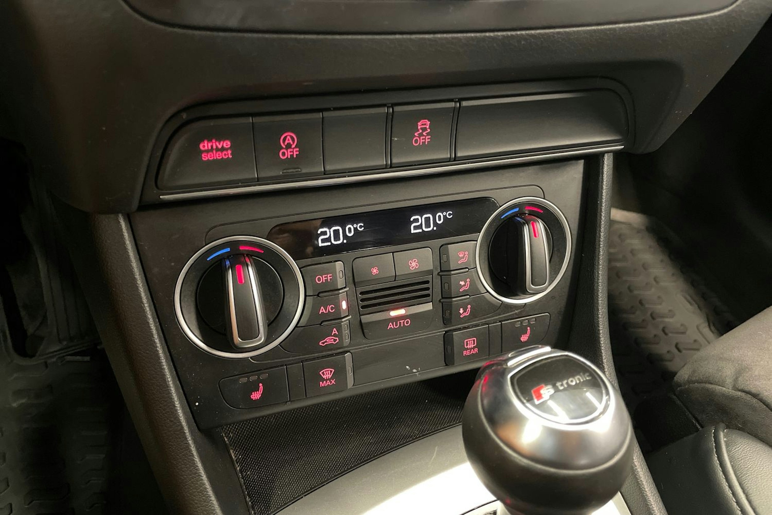Valkoinen Audi Q3 2015 kuva 20.