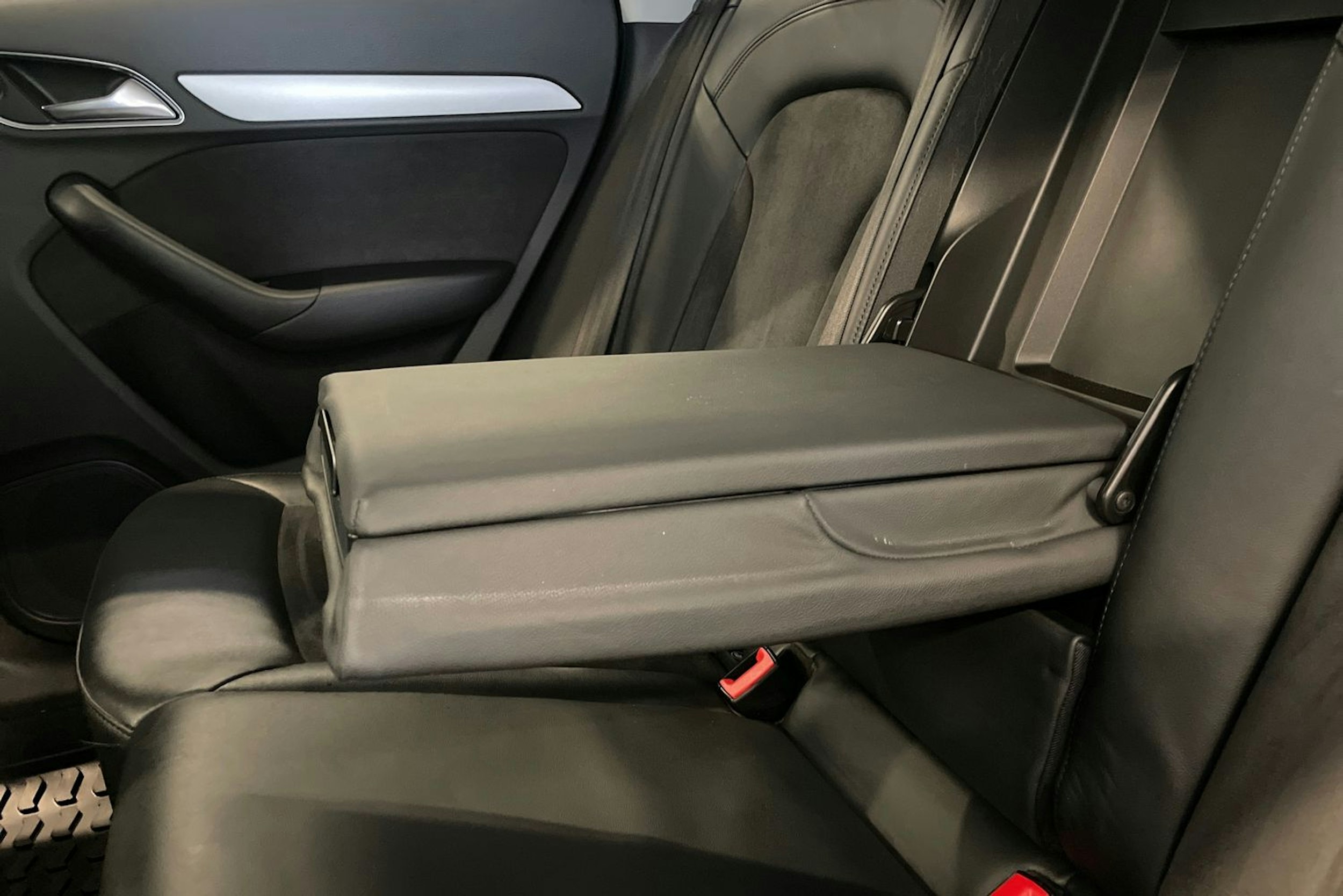 Valkoinen Audi Q3 2015 kuva 22.