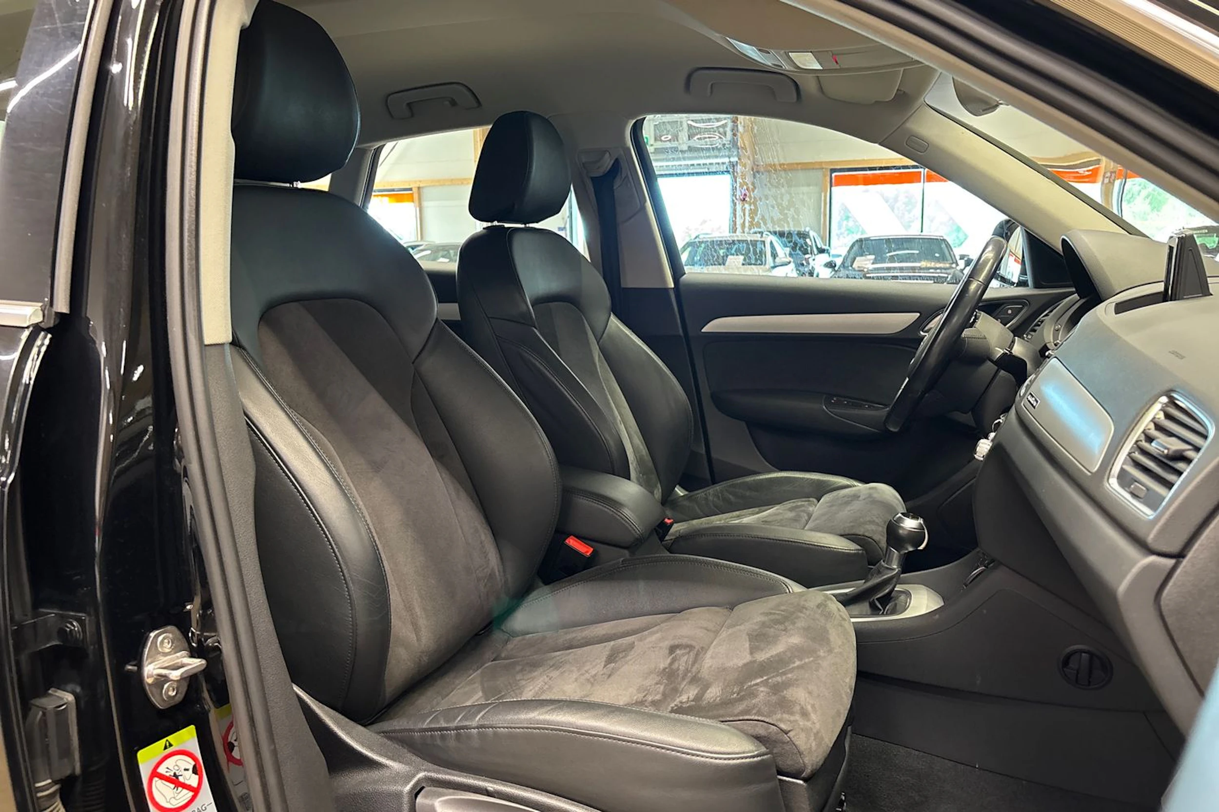 musta Audi Q3 2015 kuva 11.