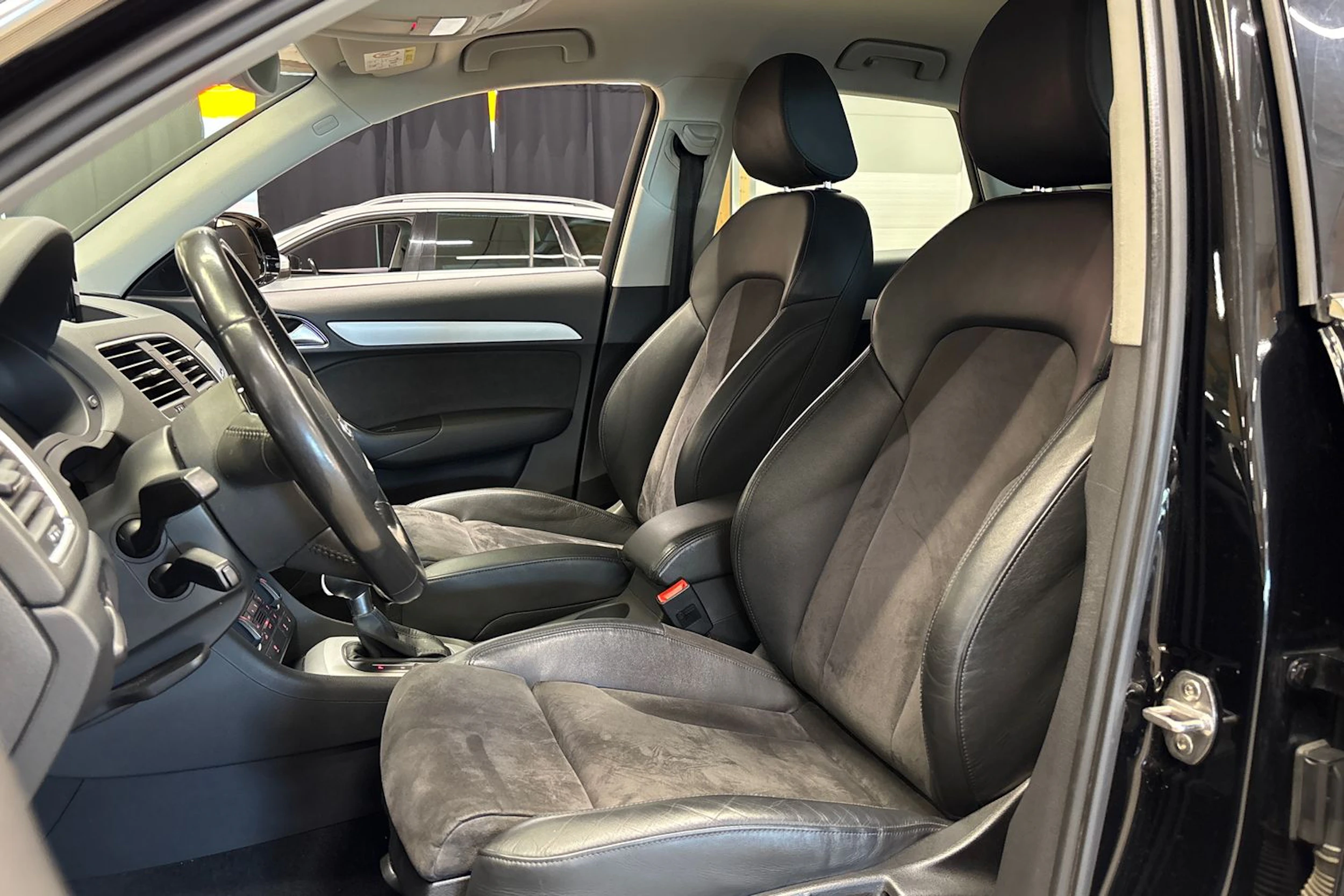musta Audi Q3 2015 kuva 12.