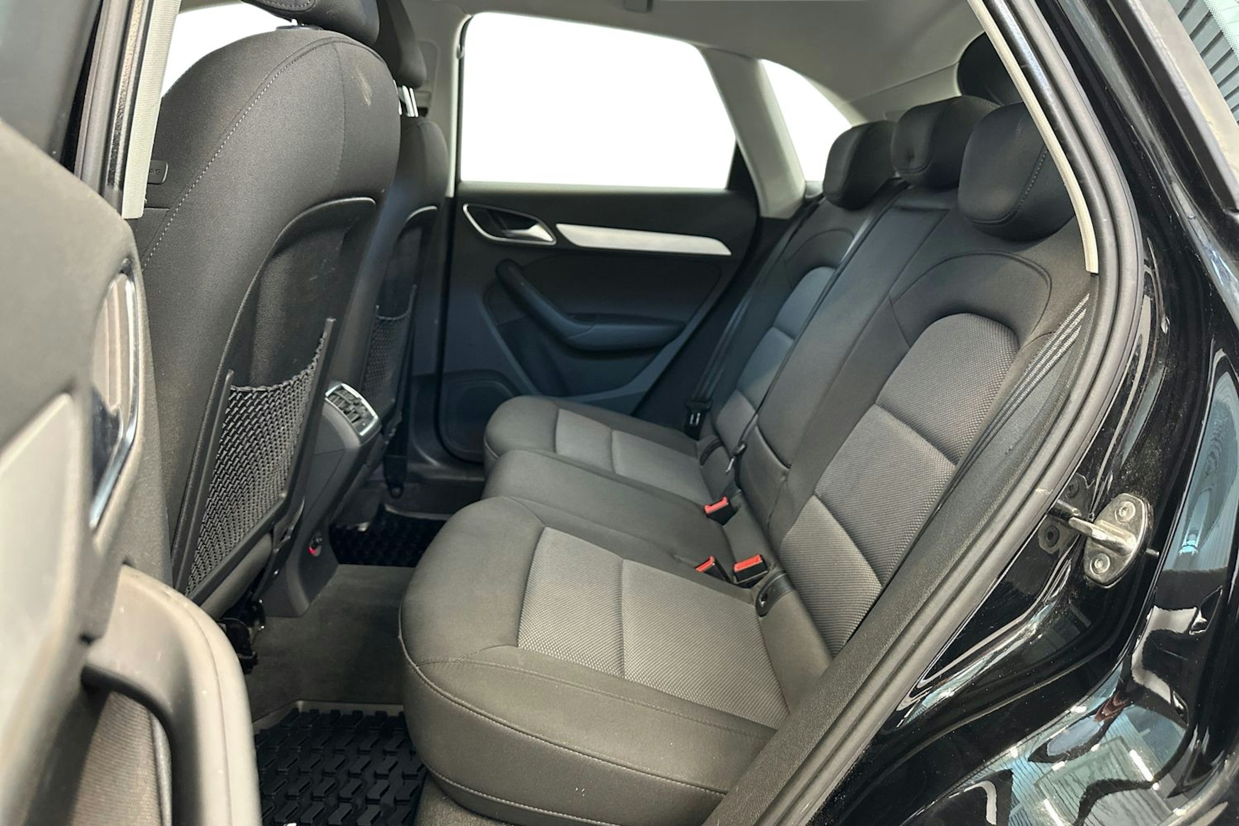 musta Audi Q3 2016 kuva 10.