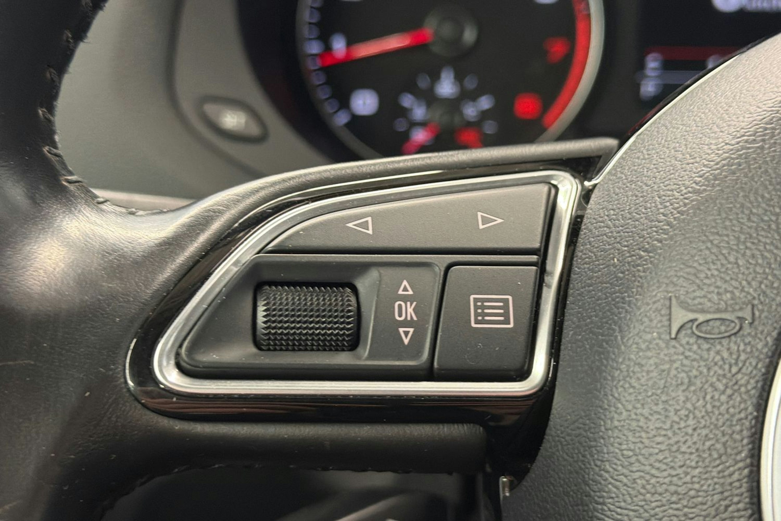sininen Audi Q3 2016 kuva 13.