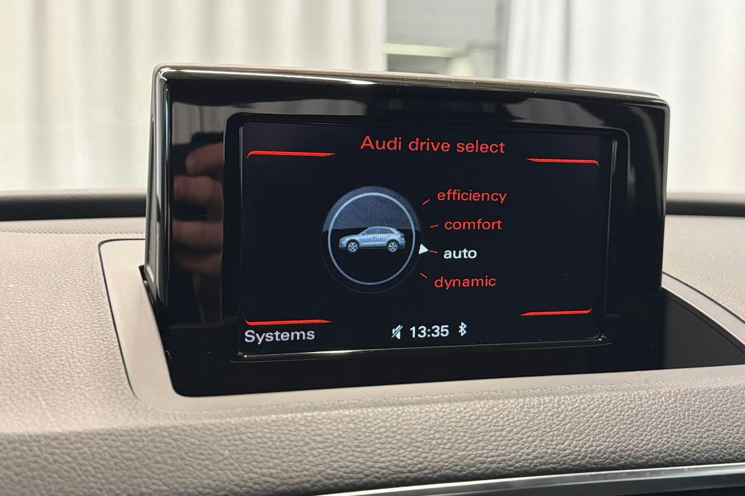 sininen Audi Q3 2016 kuva 15.