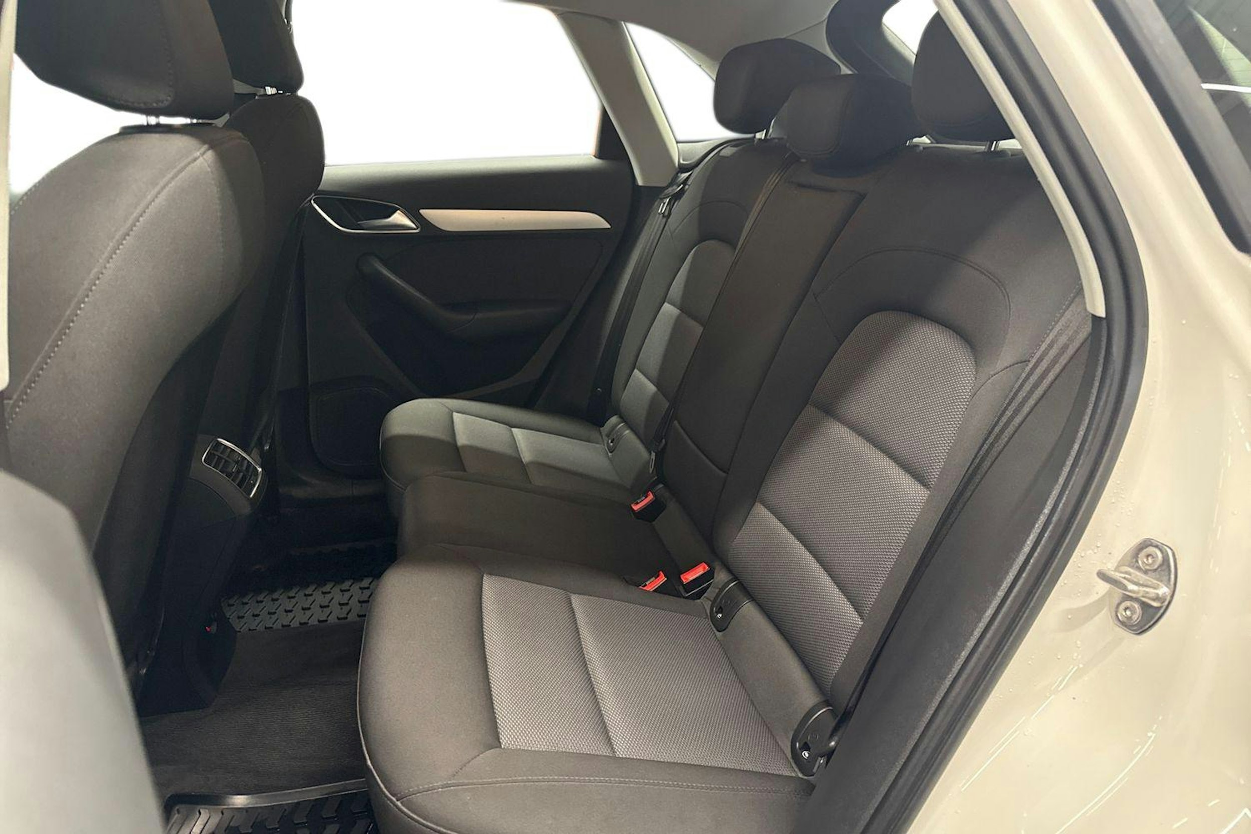 valkoinen Audi Q3 2016 kuva 10.
