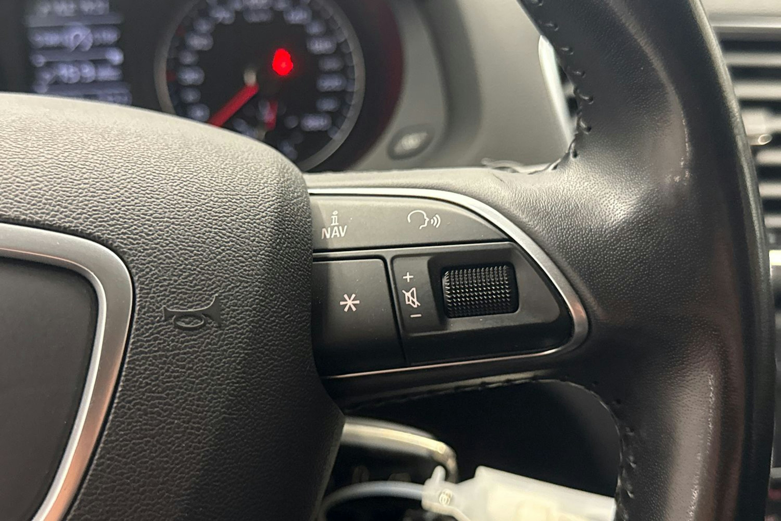 valkoinen Audi Q3 2016 kuva 16.