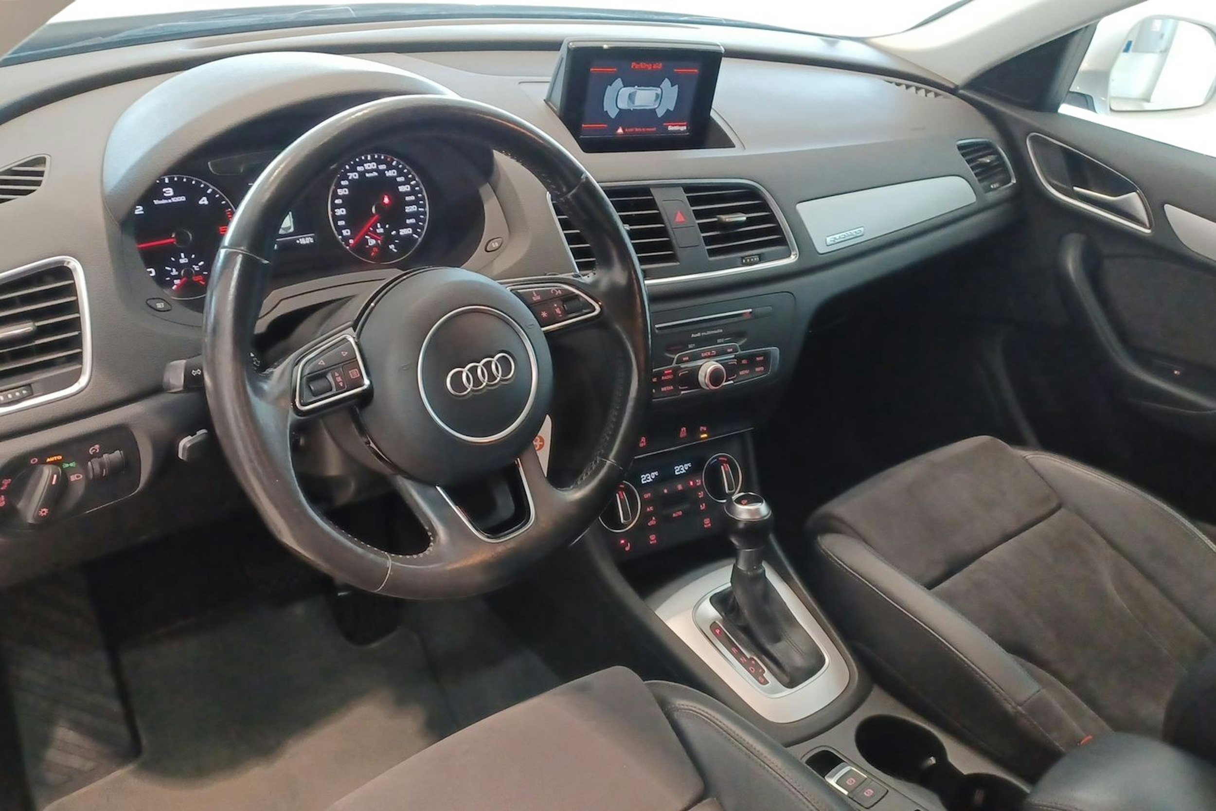 Valkoinen Audi Q3 2016 kuva 7.