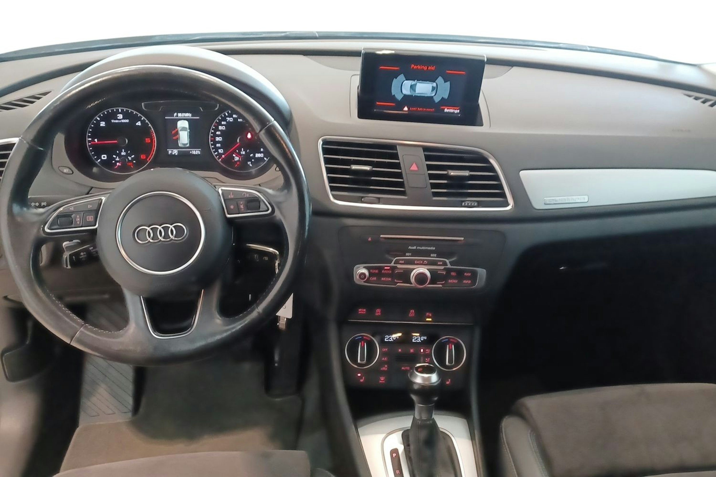 Valkoinen Audi Q3 2016 kuva 9.