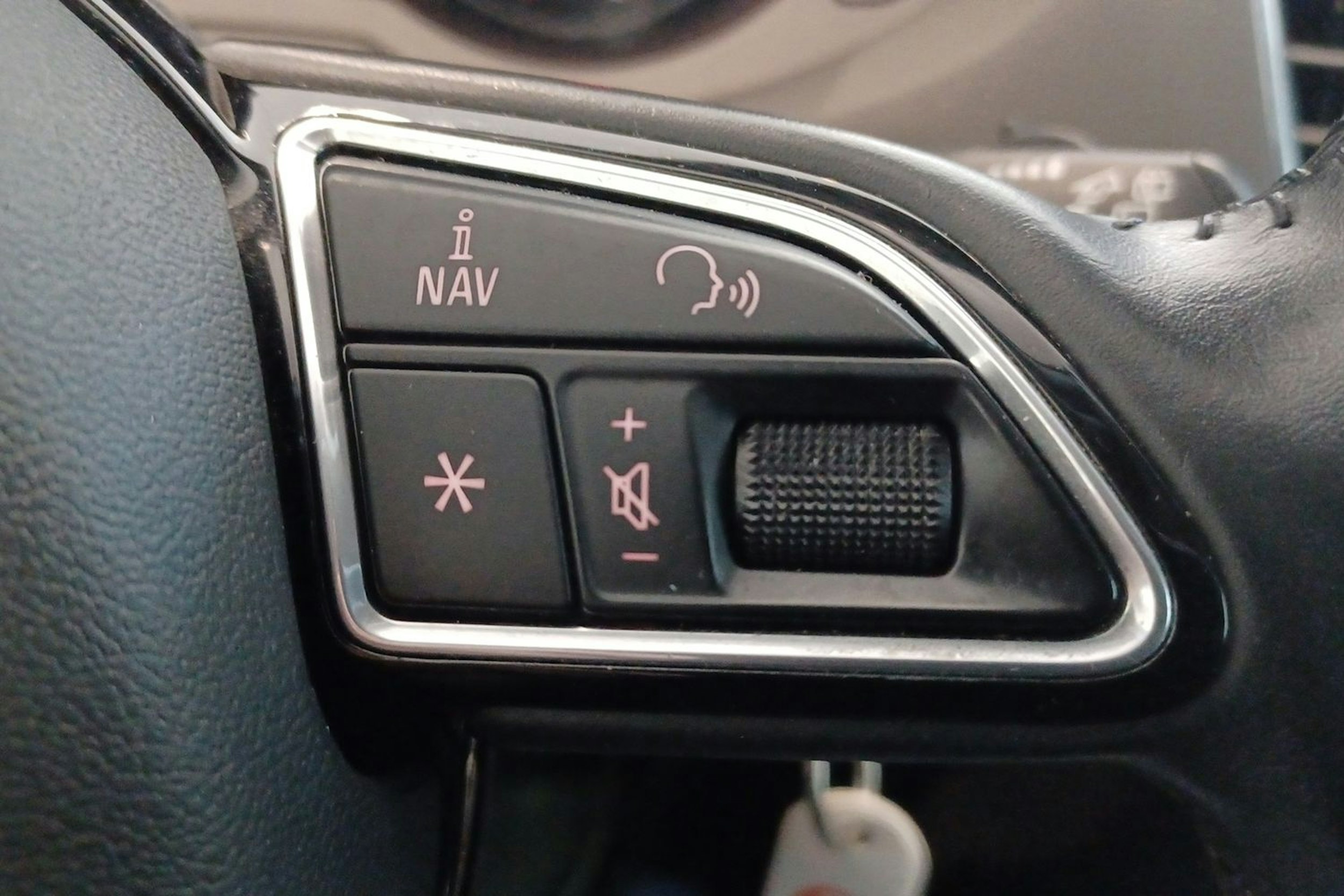 Valkoinen Audi Q3 2016 kuva 16.