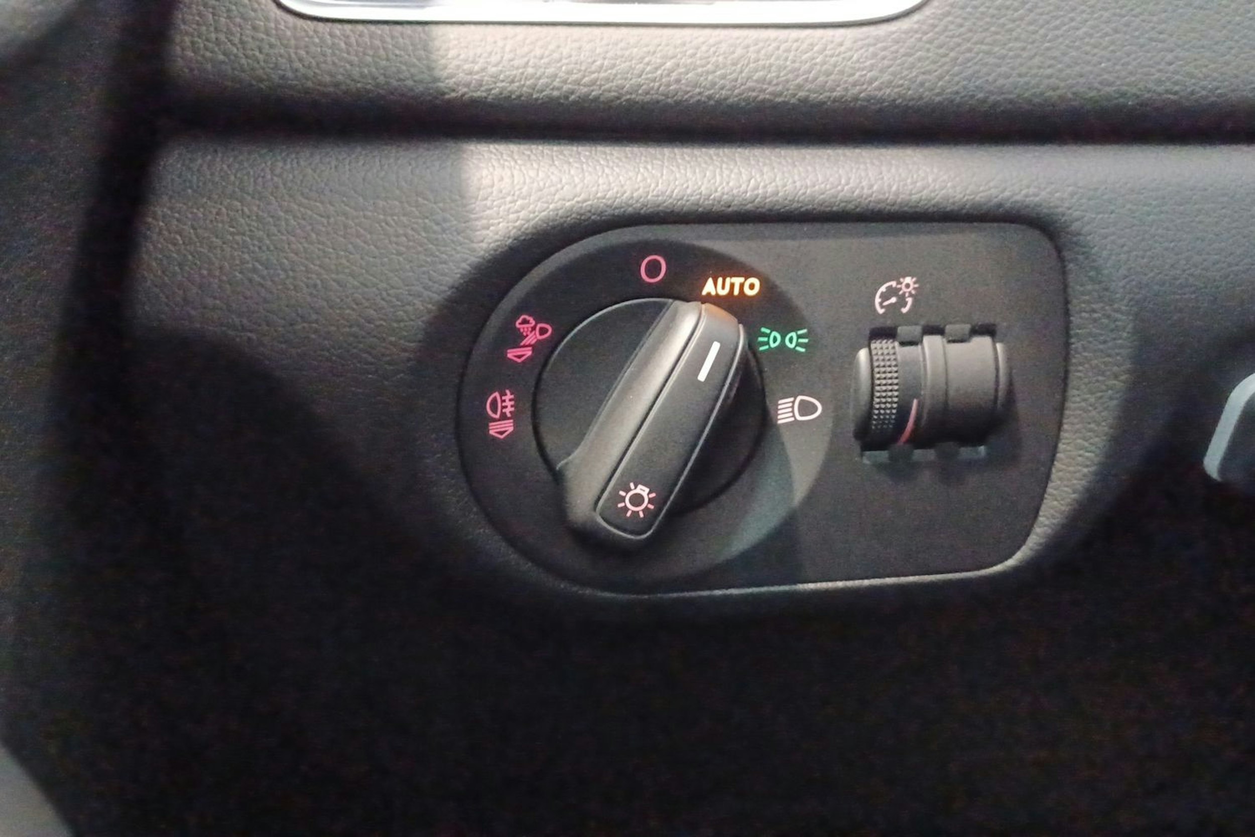 Valkoinen Audi Q3 2016 kuva 18.
