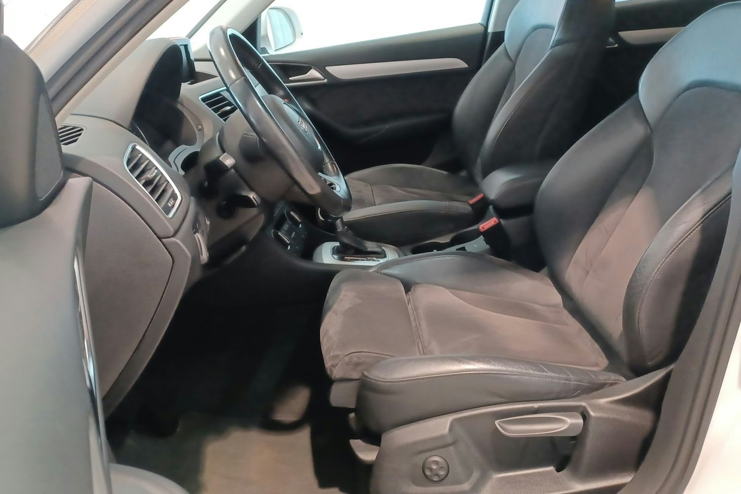 Valkoinen Audi Q3 2016 kuva 25.