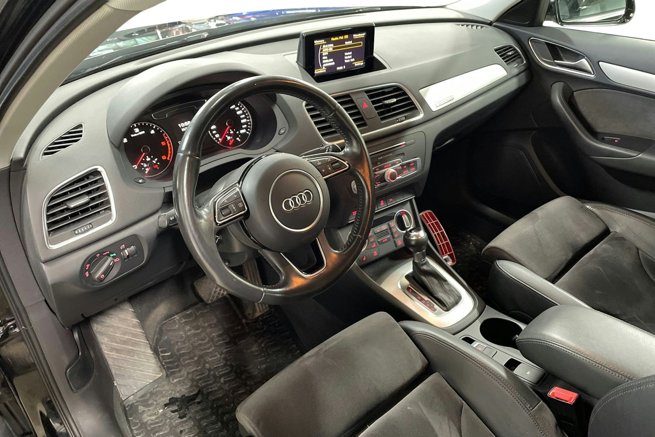 Musta Audi Q3 2016 kuva 6.