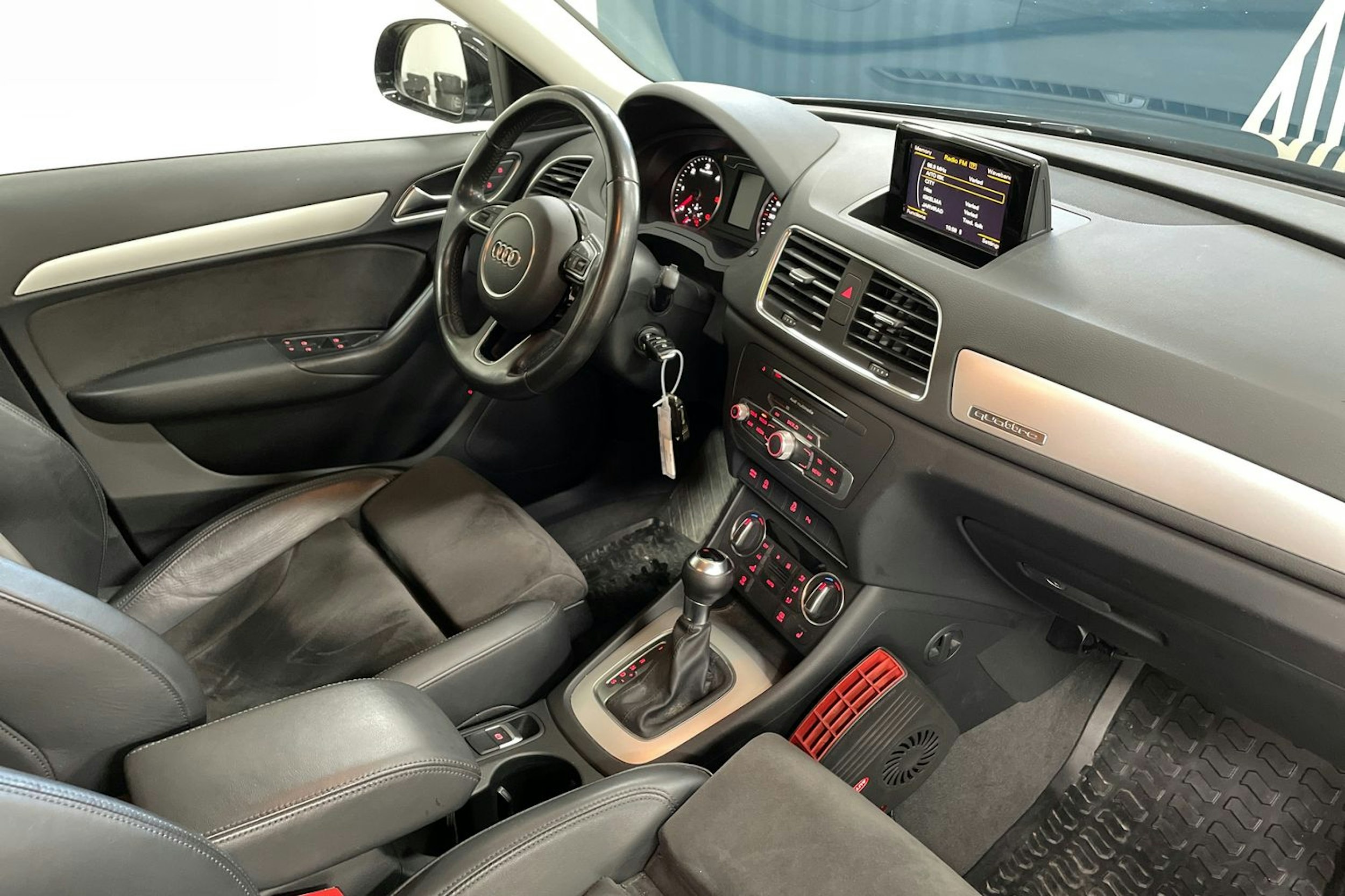 Musta Audi Q3 2016 kuva 12.