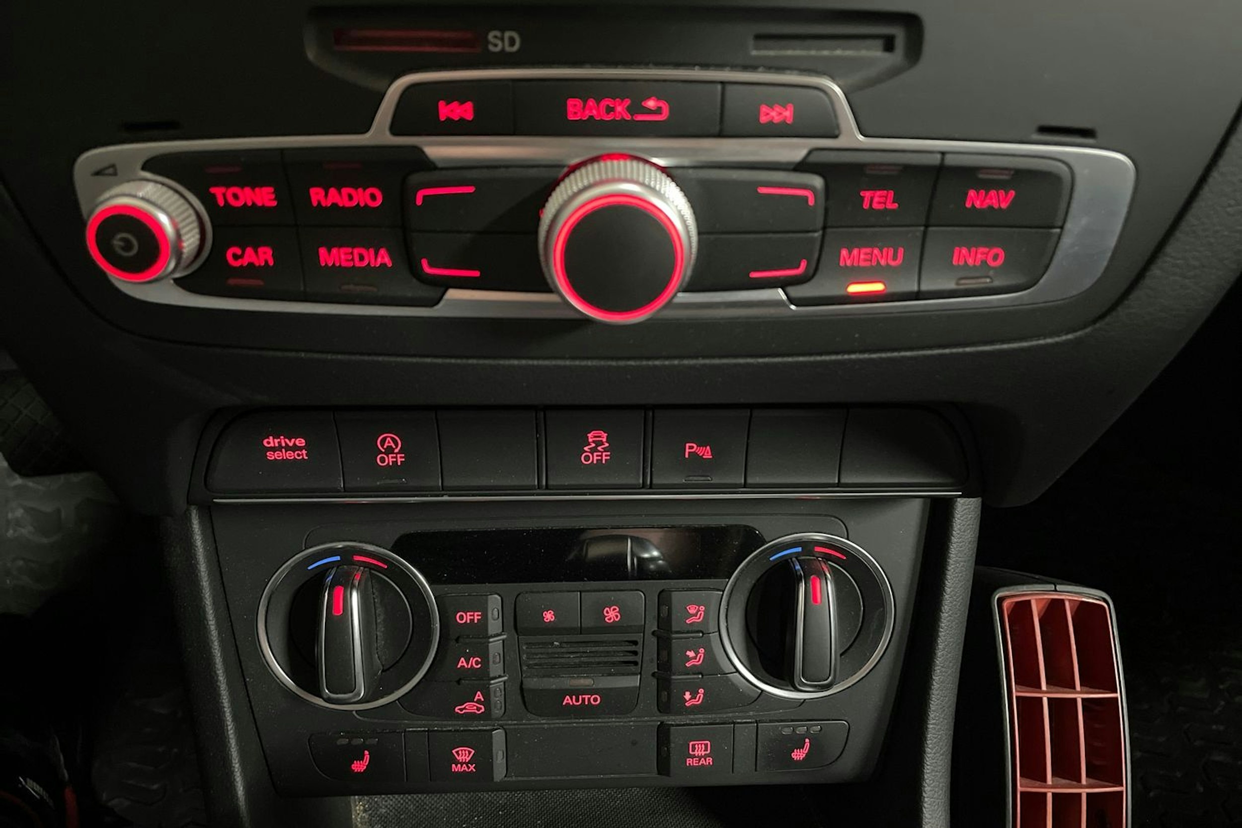 Musta Audi Q3 2016 kuva 18.