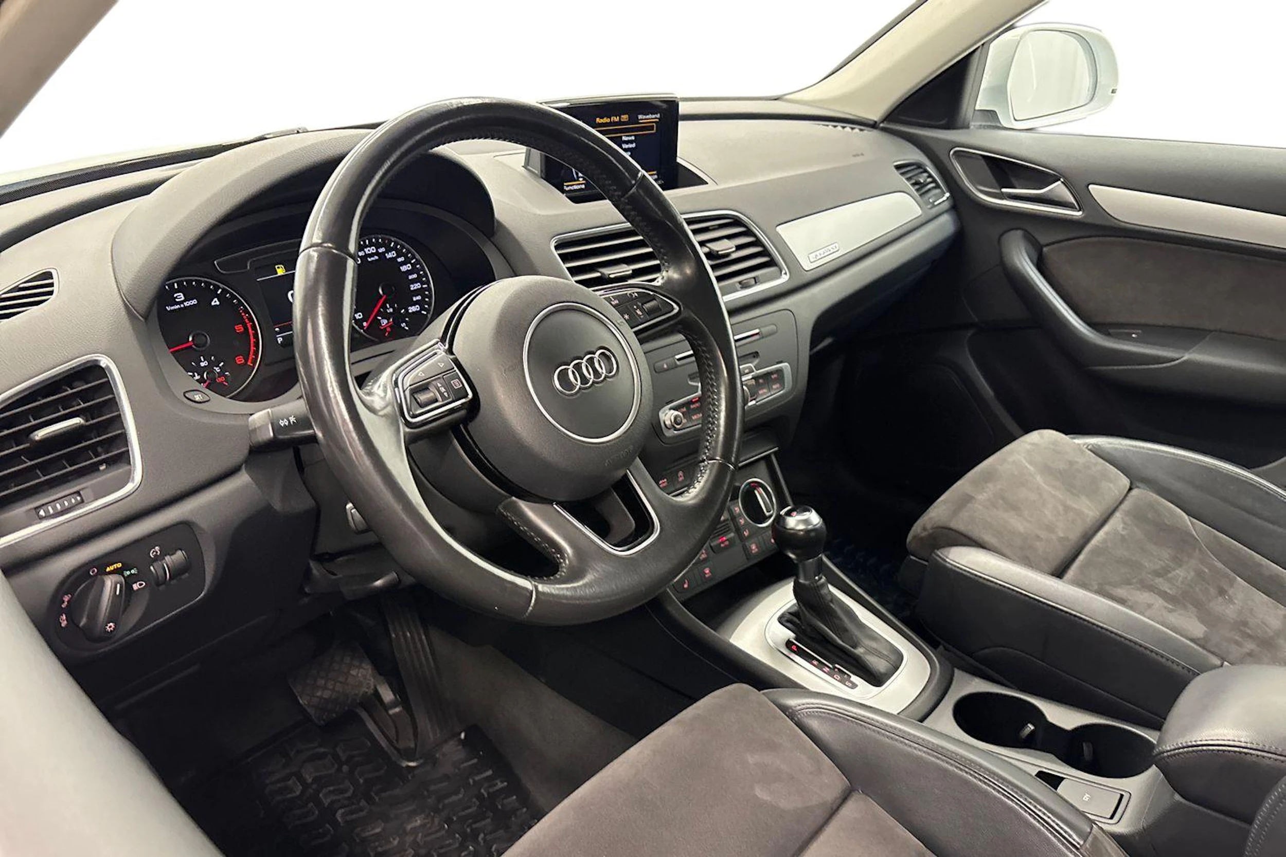 valkoinen Audi Q3 2016 kuva 6.