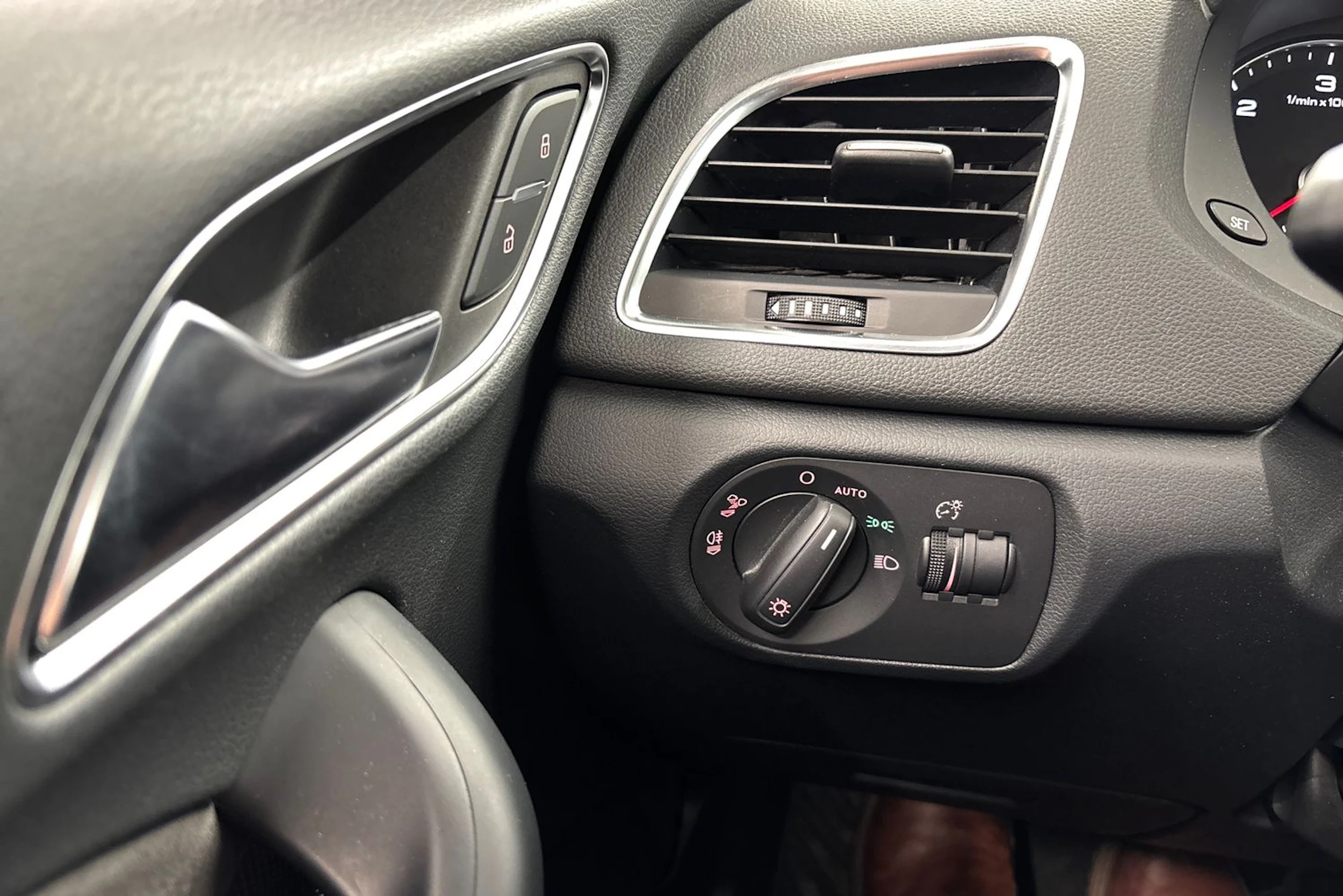 valkoinen Audi Q3 2016 kuva 12.