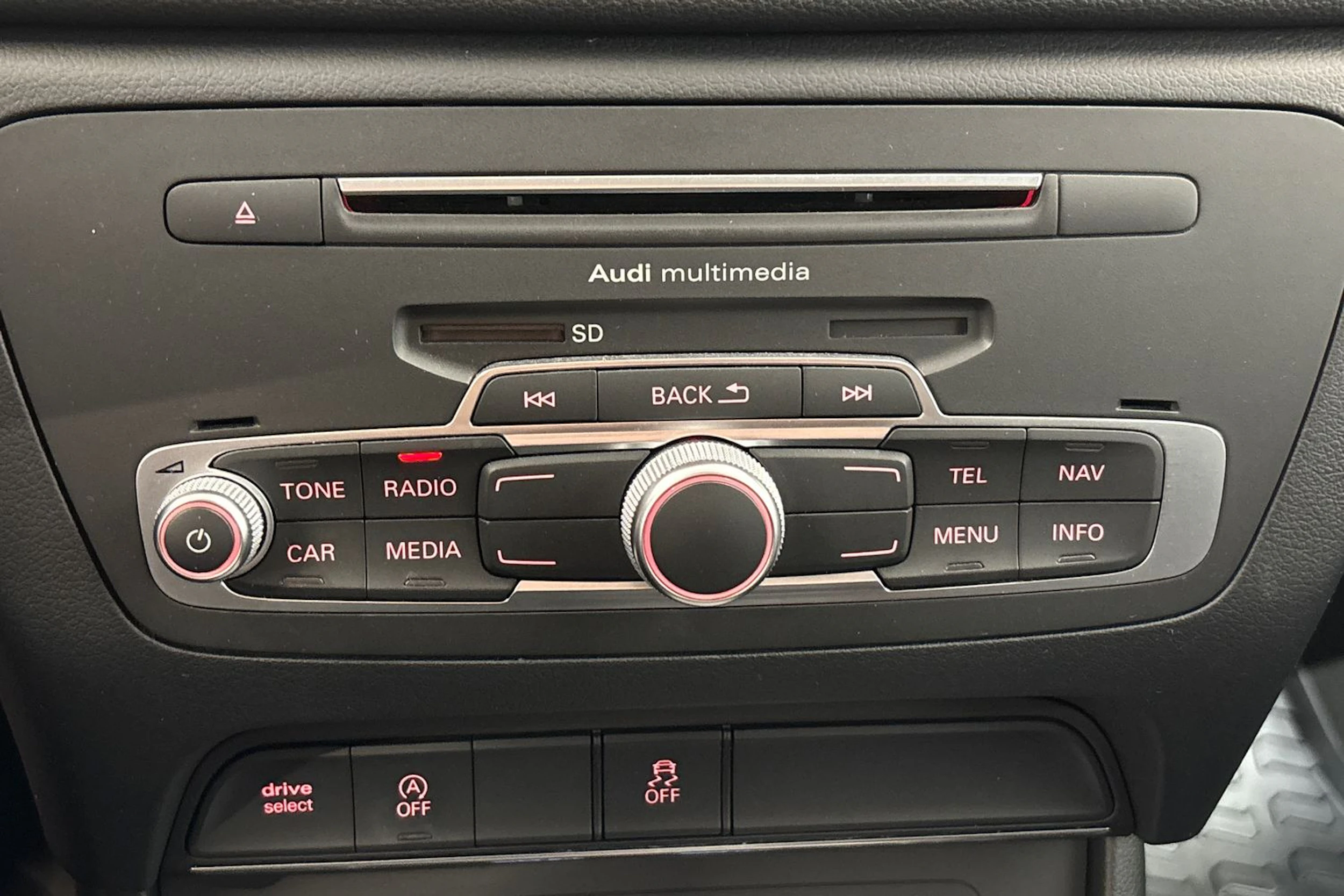 valkoinen Audi Q3 2016 kuva 16.