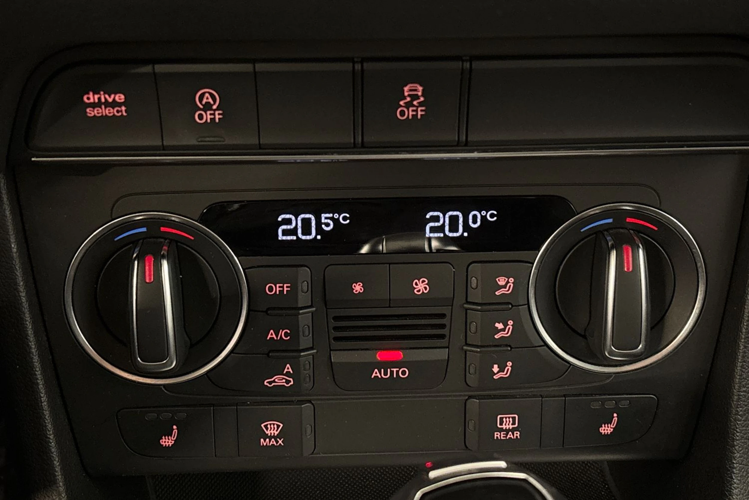 valkoinen Audi Q3 2016 kuva 17.