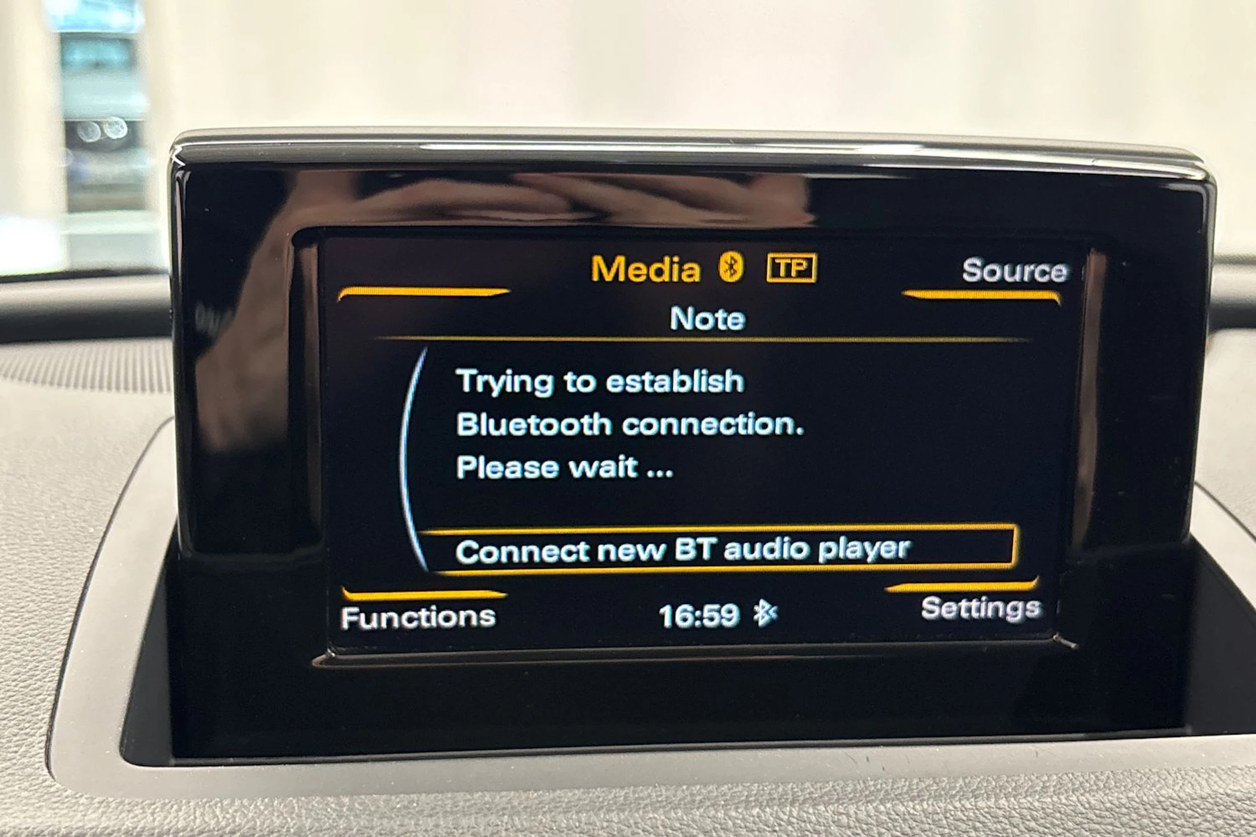 valkoinen Audi Q3 2016 kuva 20.