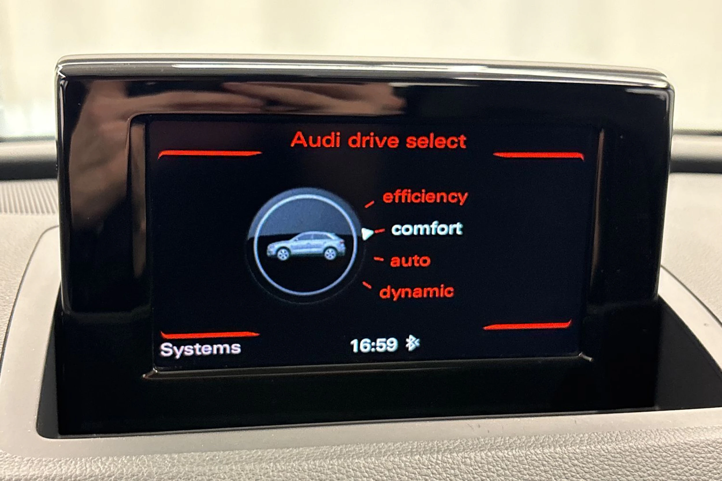 valkoinen Audi Q3 2016 kuva 21.