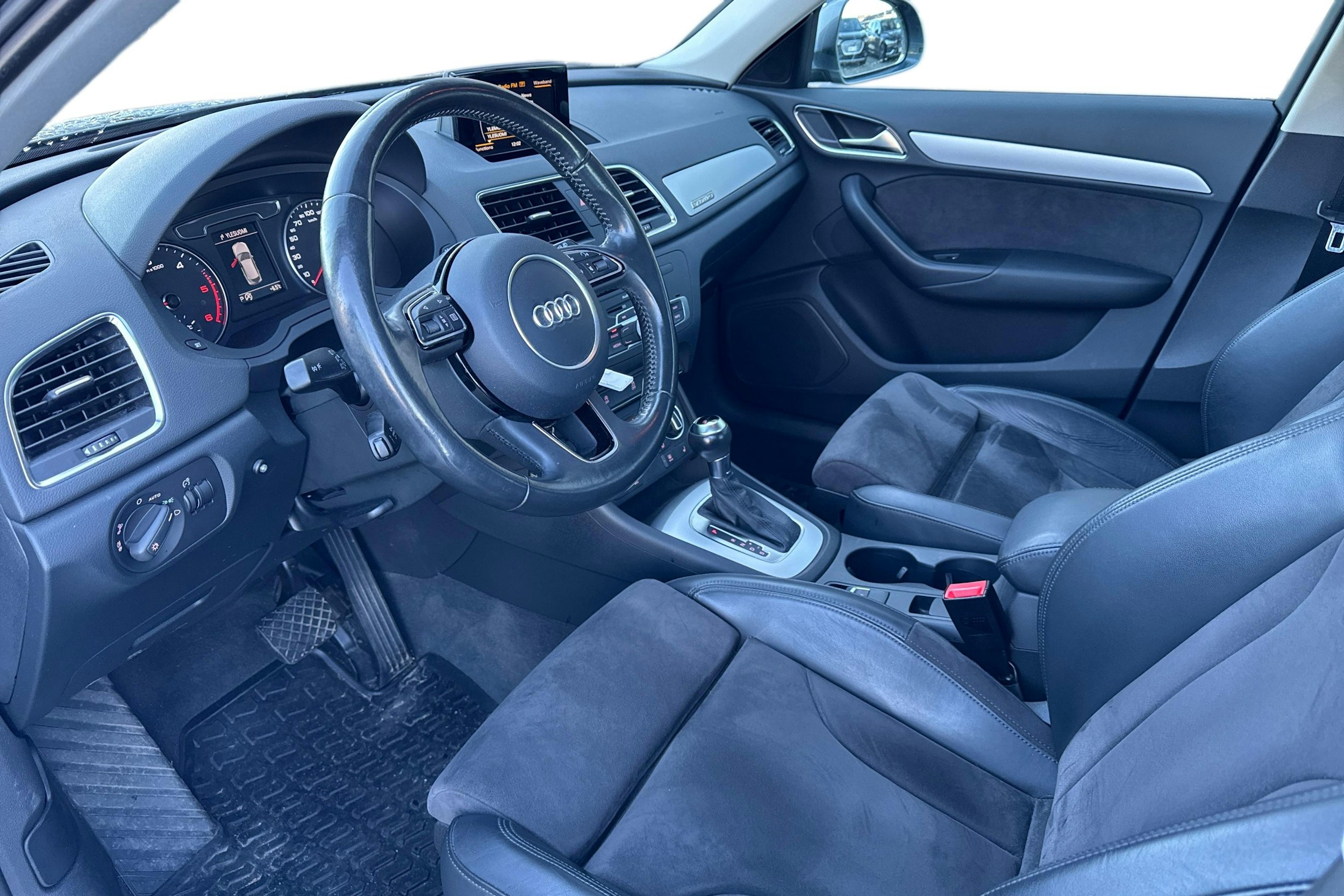 met. harmaa Audi Q3 2016 kuva 3.