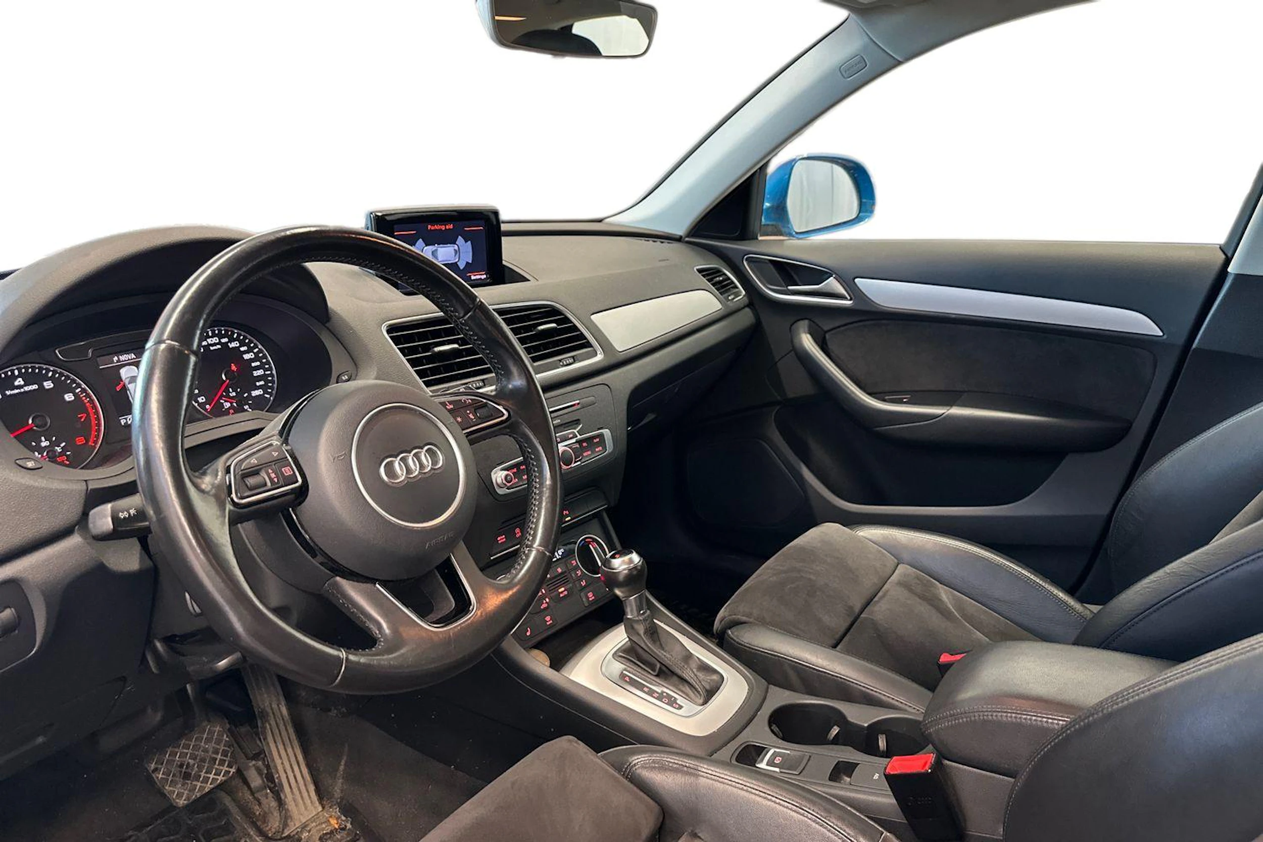 sininen Audi Q3 2016 kuva 3.
