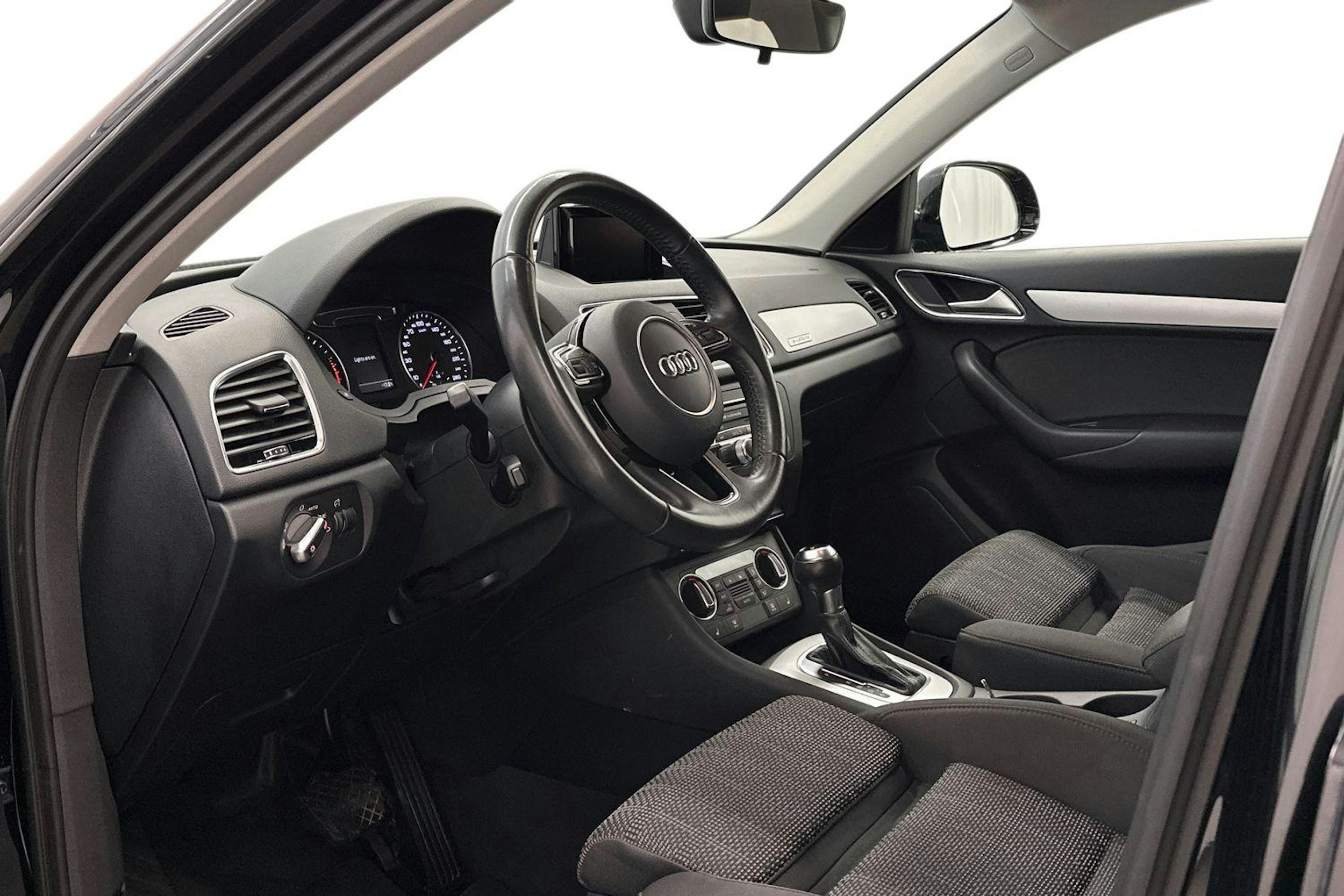 musta Audi Q3 2017 kuva 7.