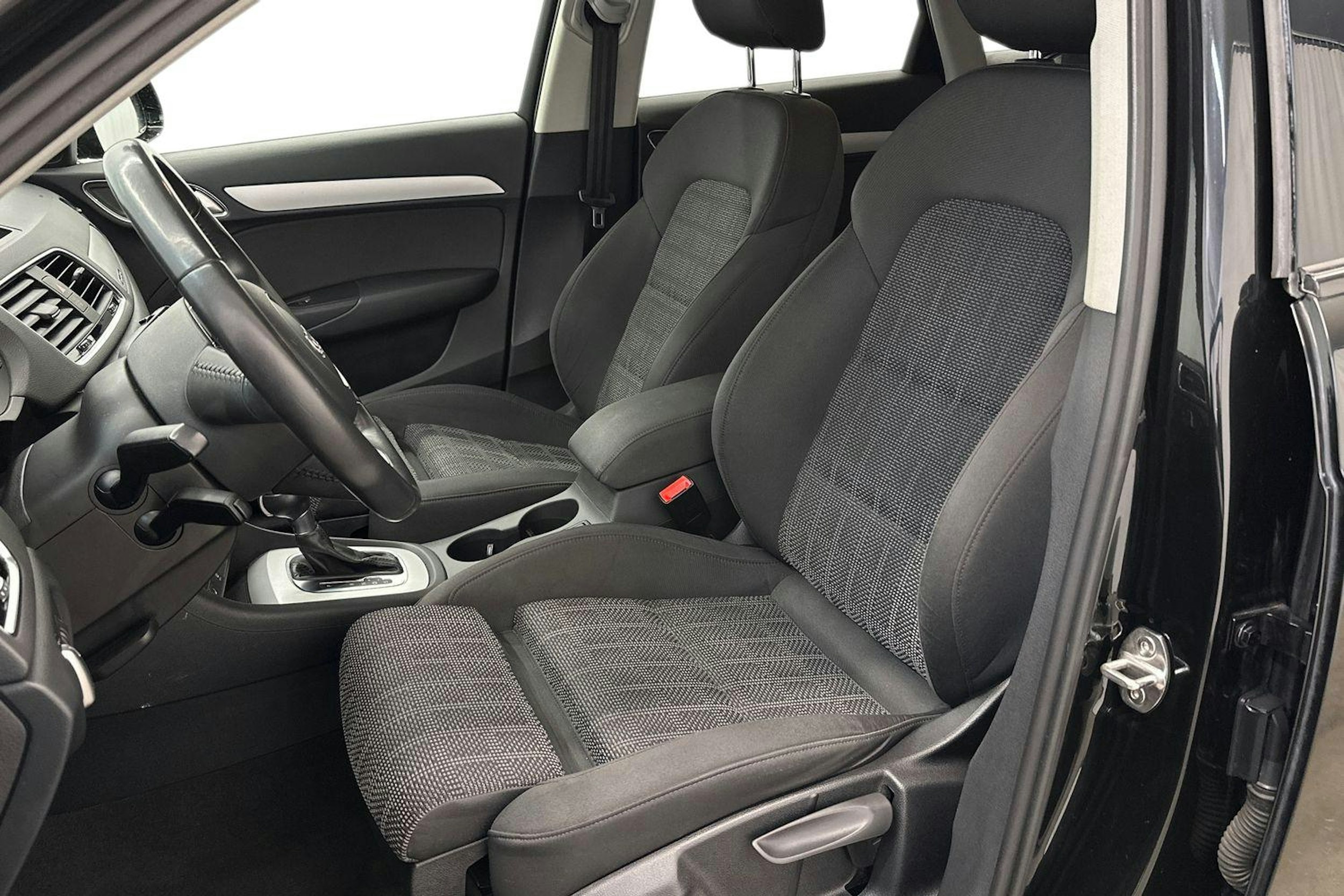 musta Audi Q3 2017 kuva 9.