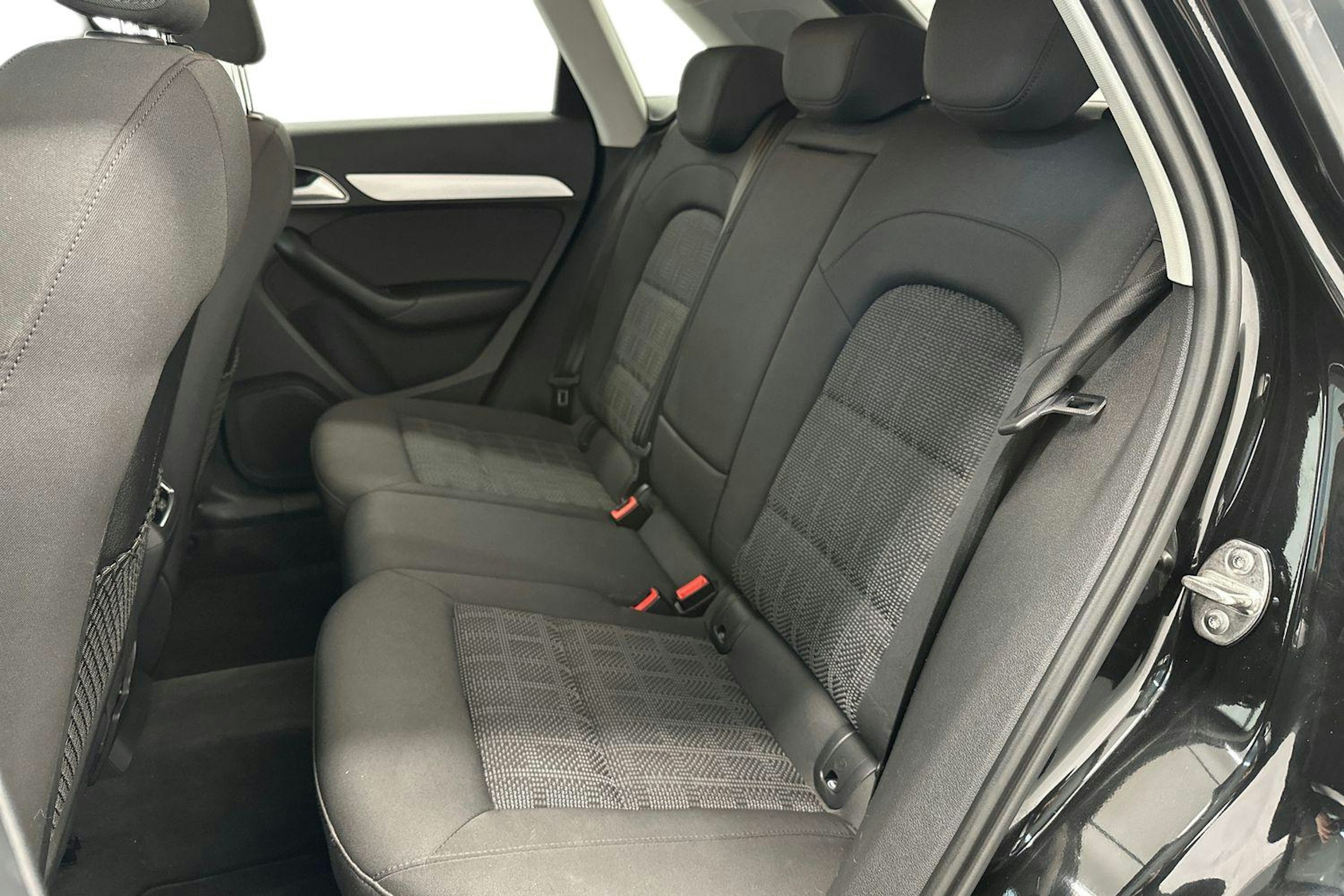 musta Audi Q3 2017 kuva 10.