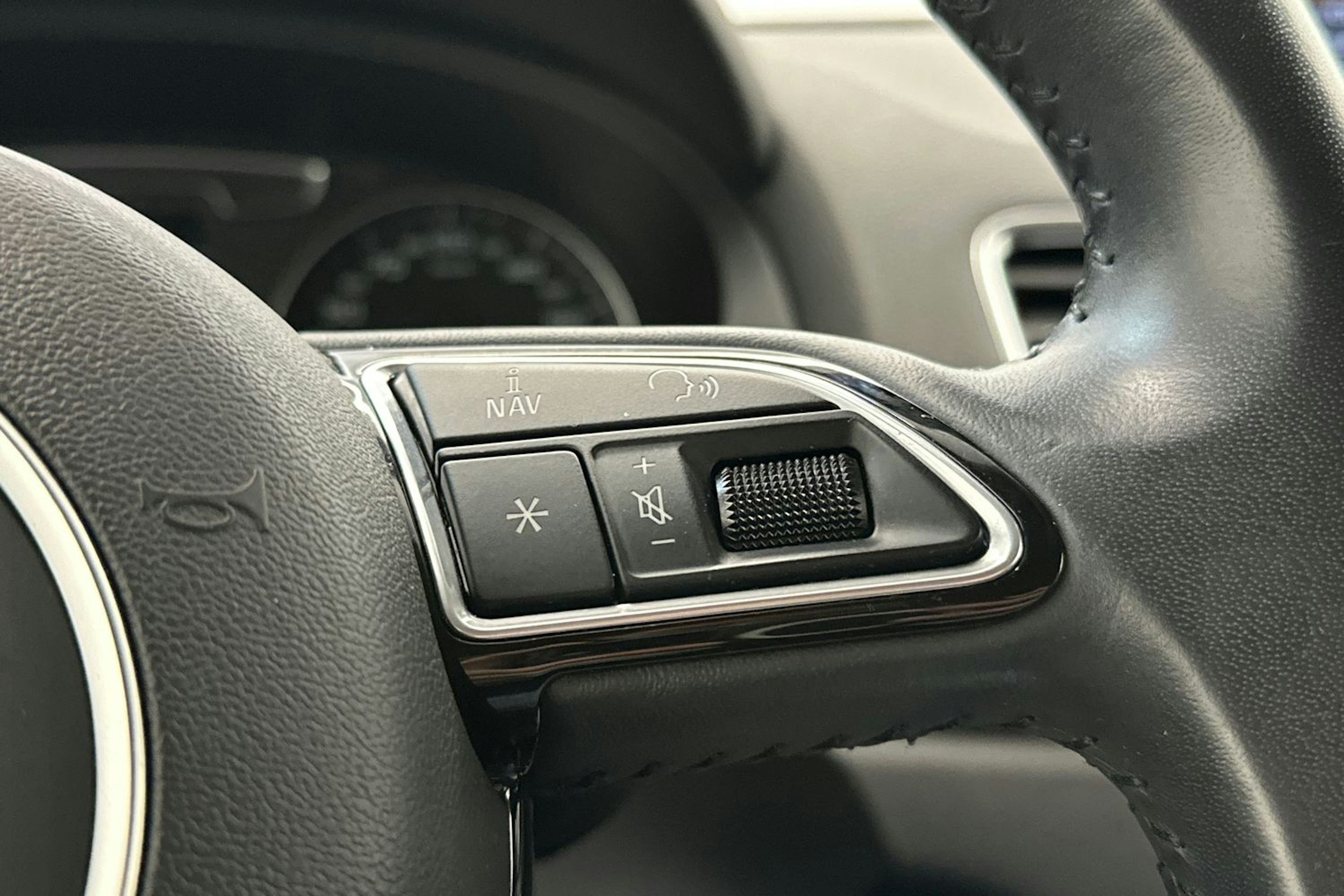 musta Audi Q3 2017 kuva 16.