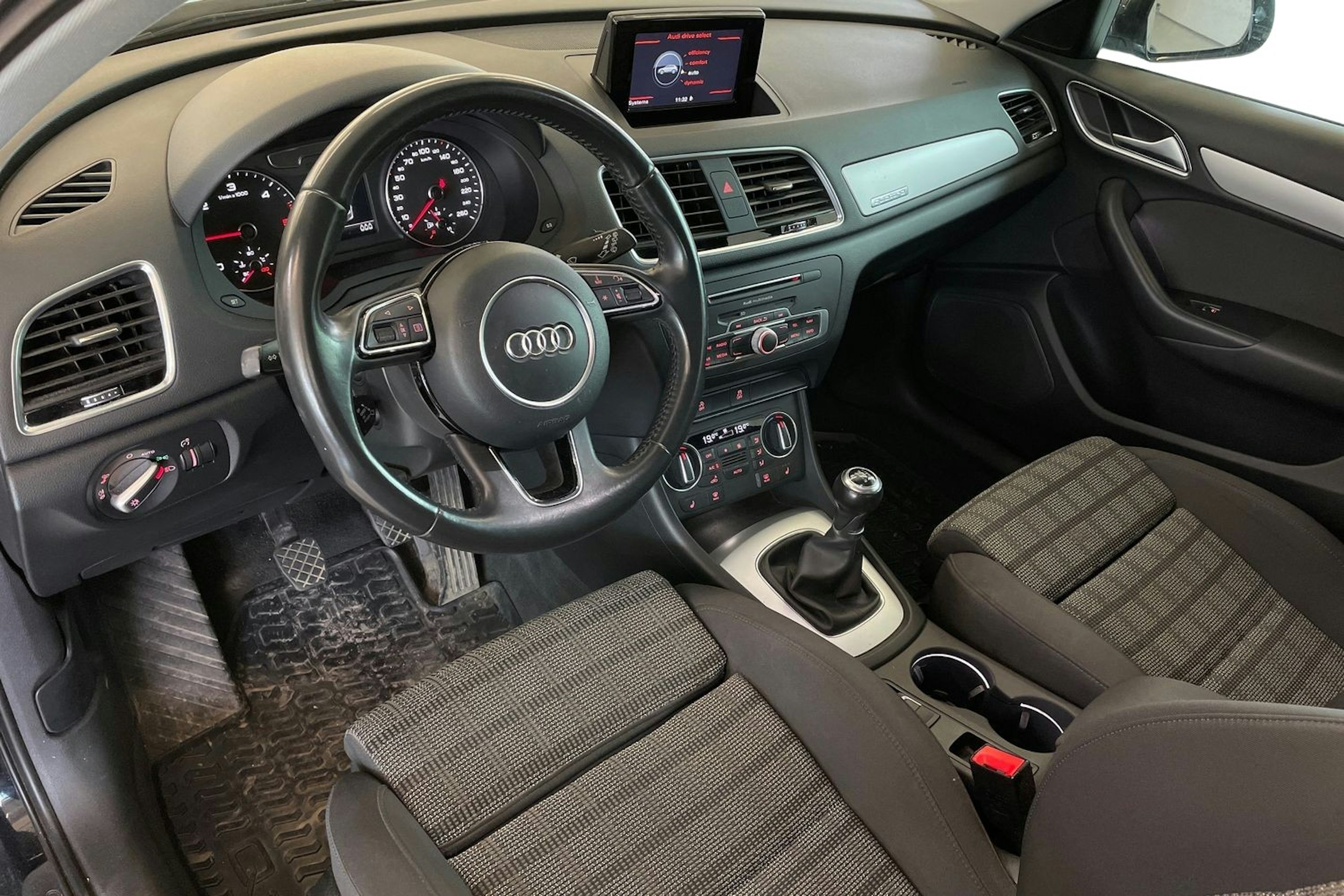 musta Audi Q3 2017 kuva 3.