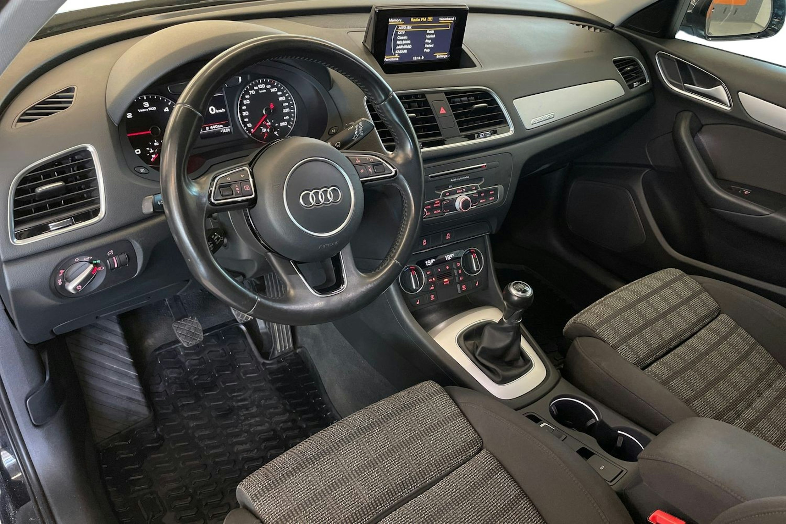 musta Audi Q3 2017 kuva 7.