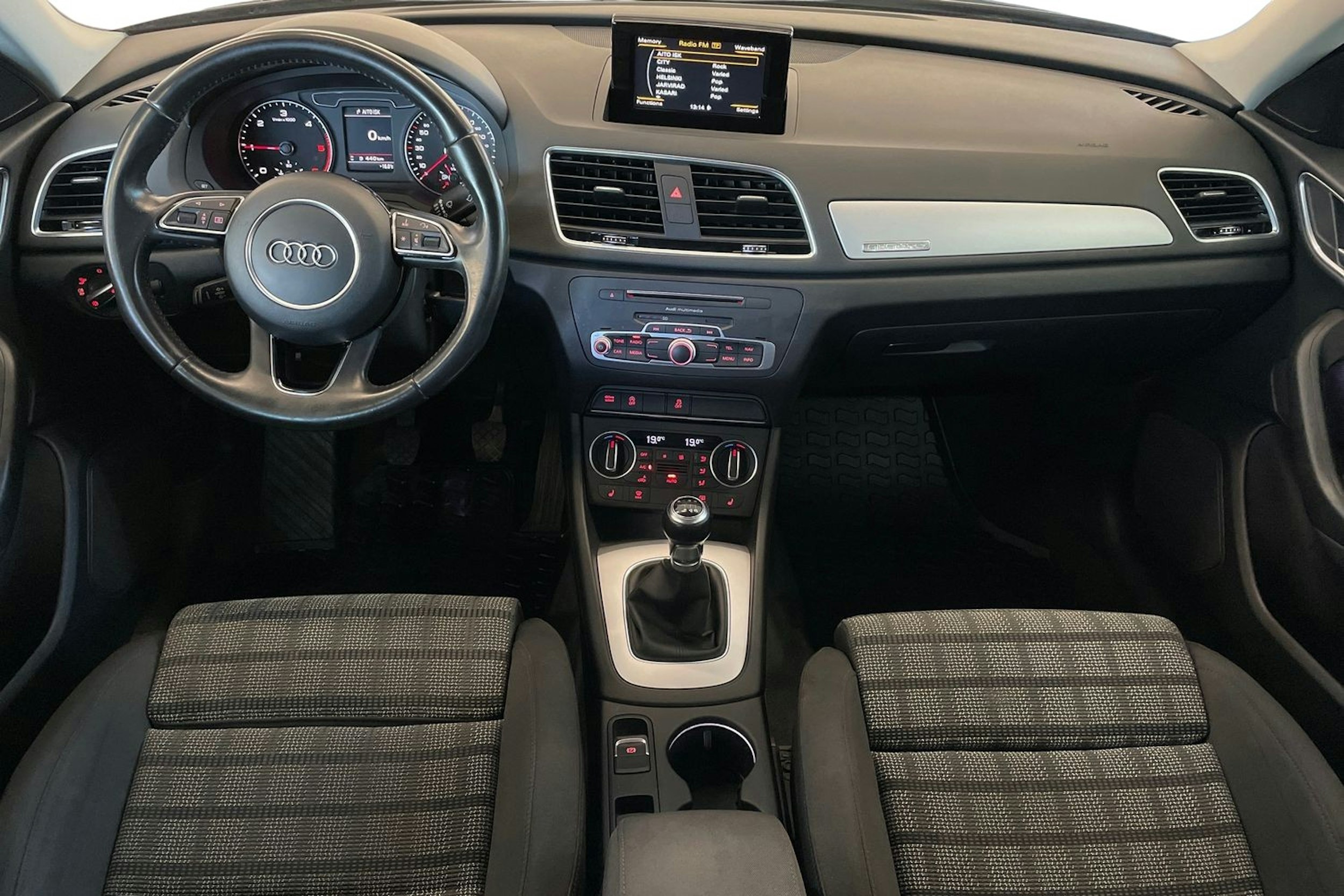 musta Audi Q3 2017 kuva 9.