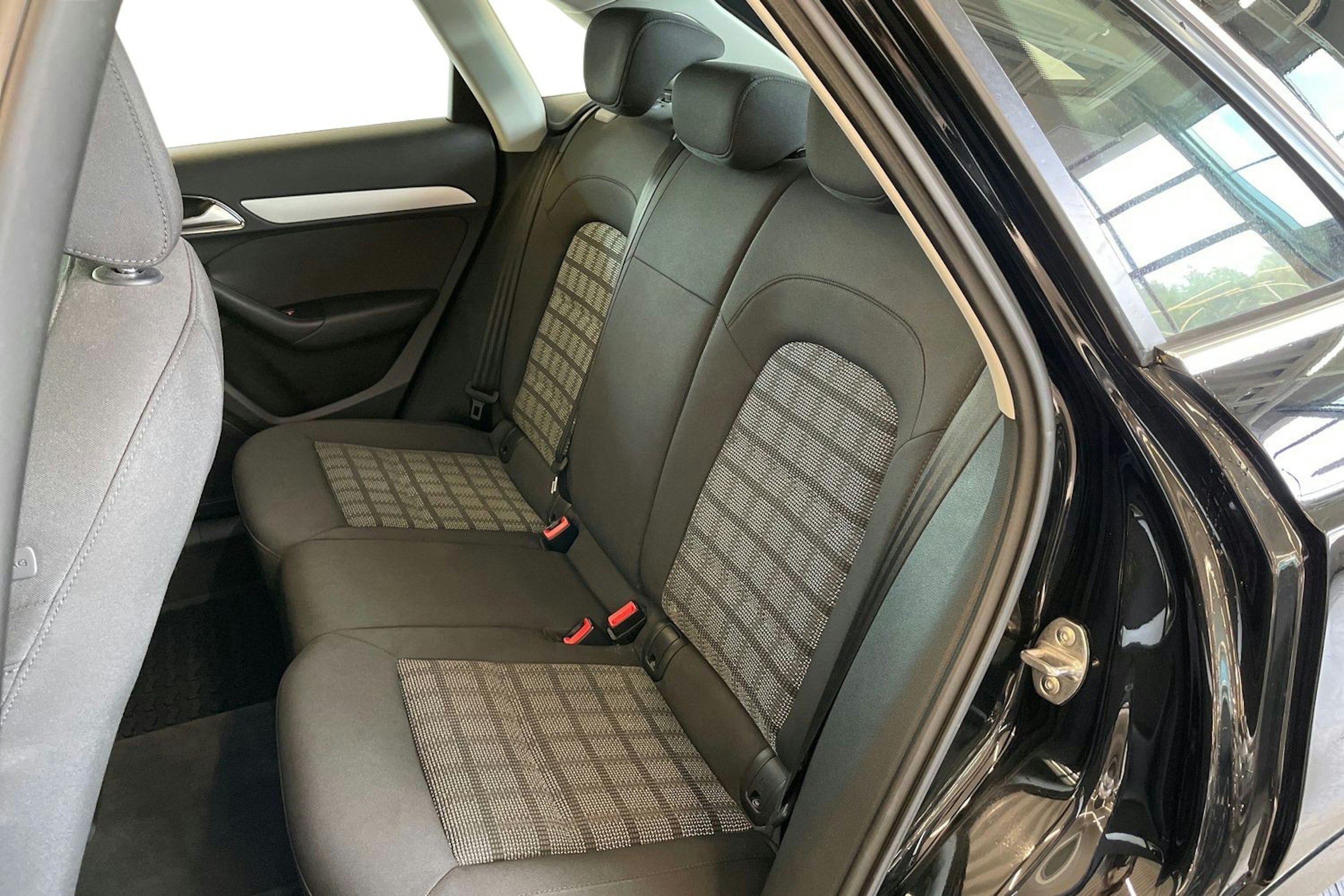 musta Audi Q3 2017 kuva 10.