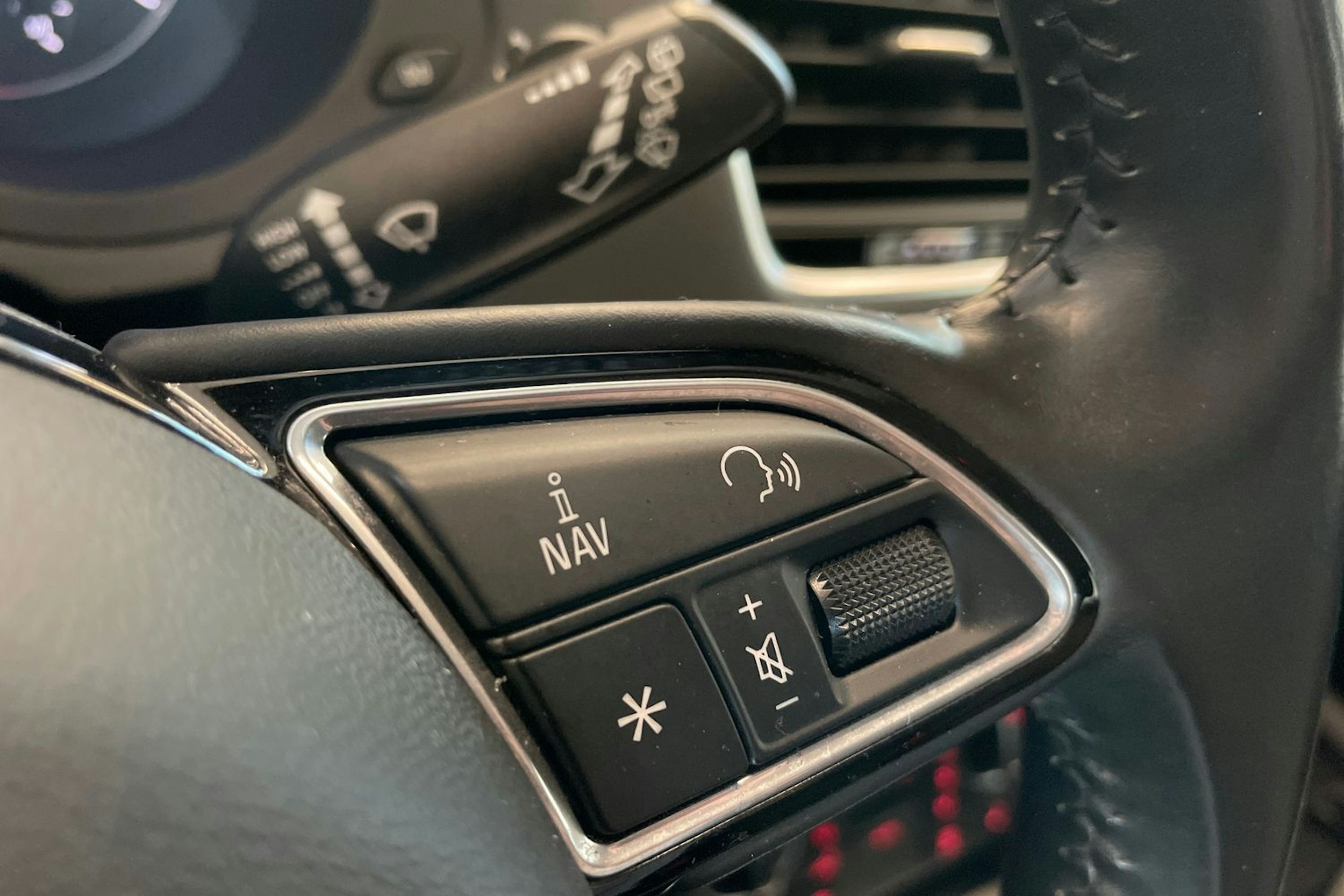 musta Audi Q3 2017 kuva 17.