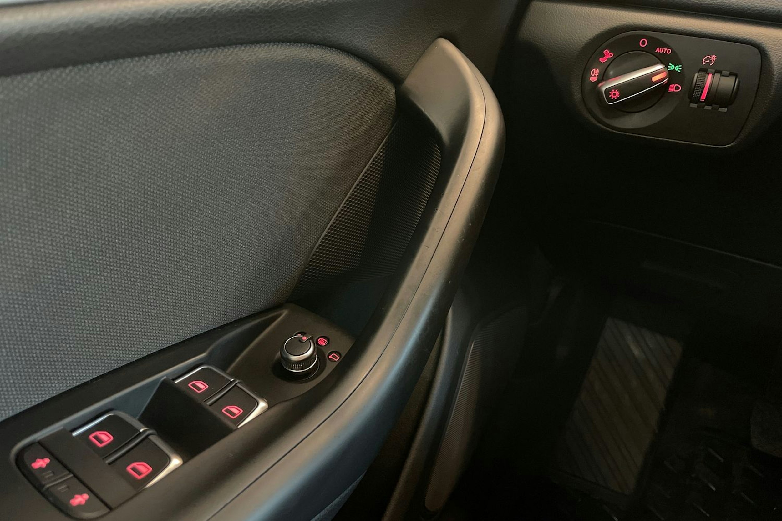 musta Audi Q3 2017 kuva 18.