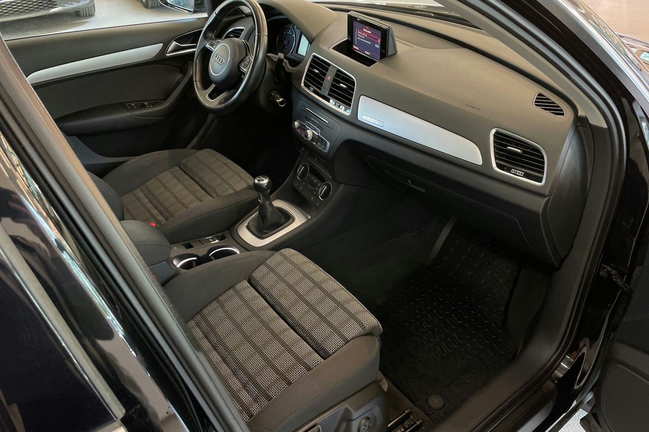 musta Audi Q3 2017 kuva 23.