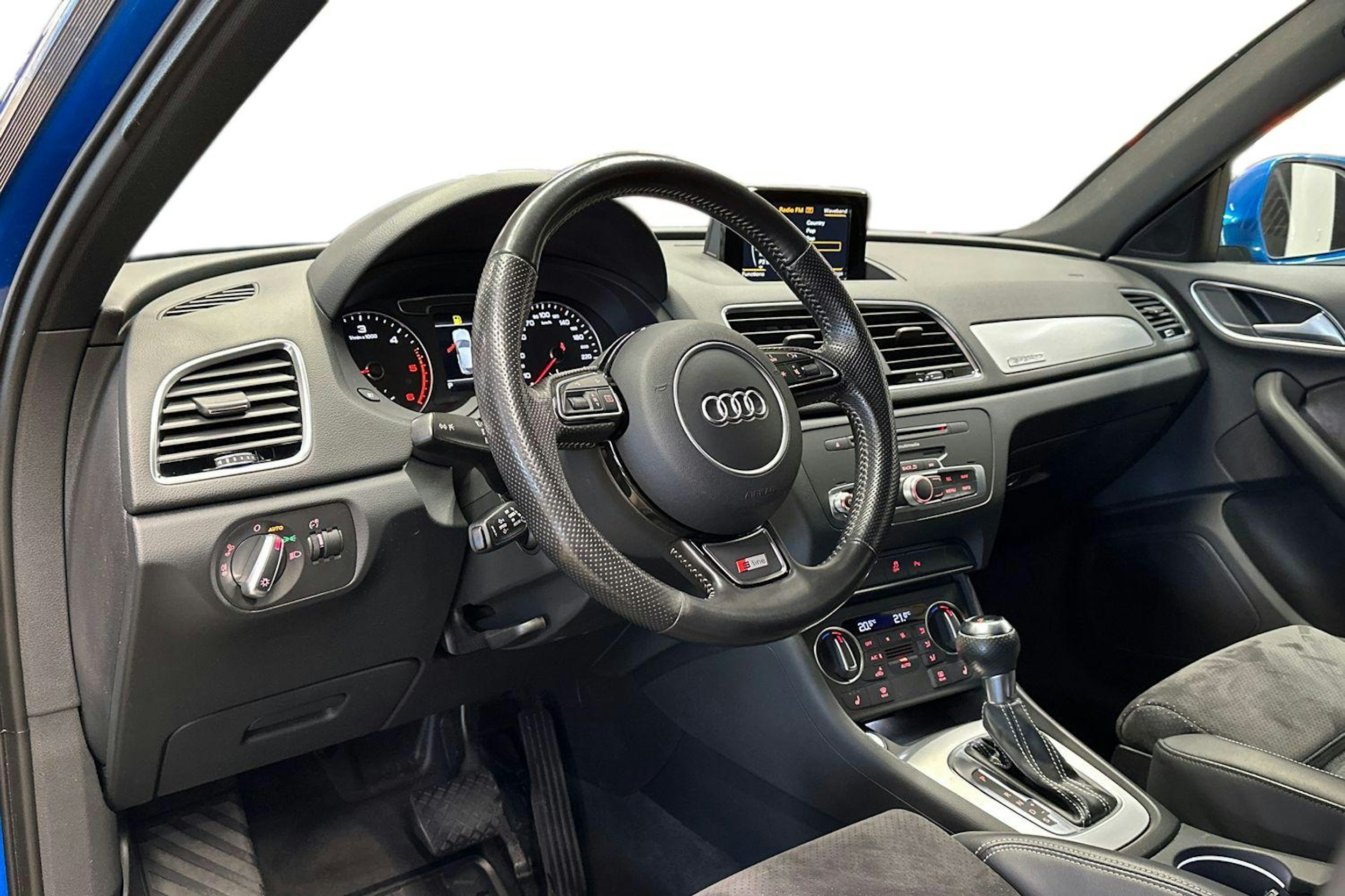 met. sininen Audi Q3 2017 kuva 7.