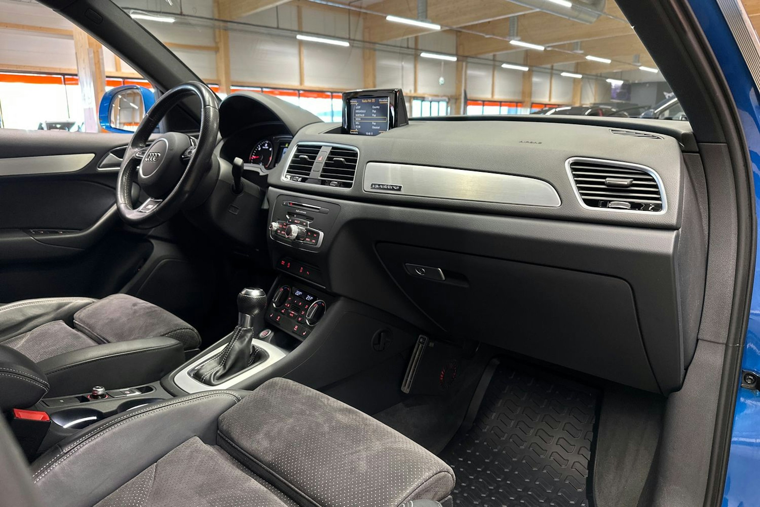 met. sininen Audi Q3 2017 kuva 14.