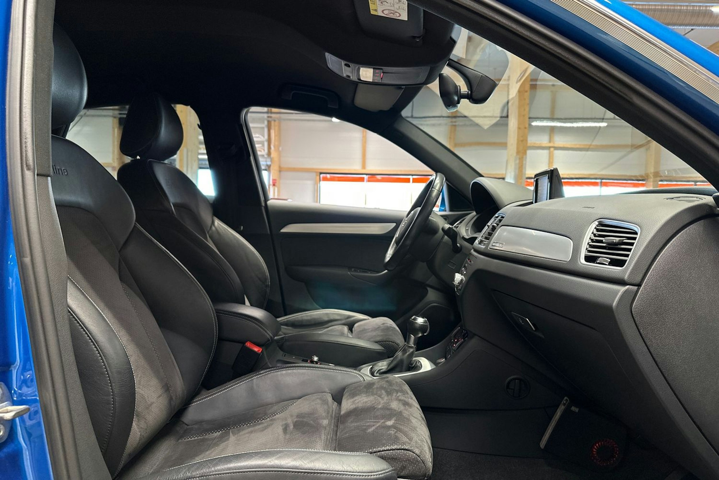 met. sininen Audi Q3 2017 kuva 15.